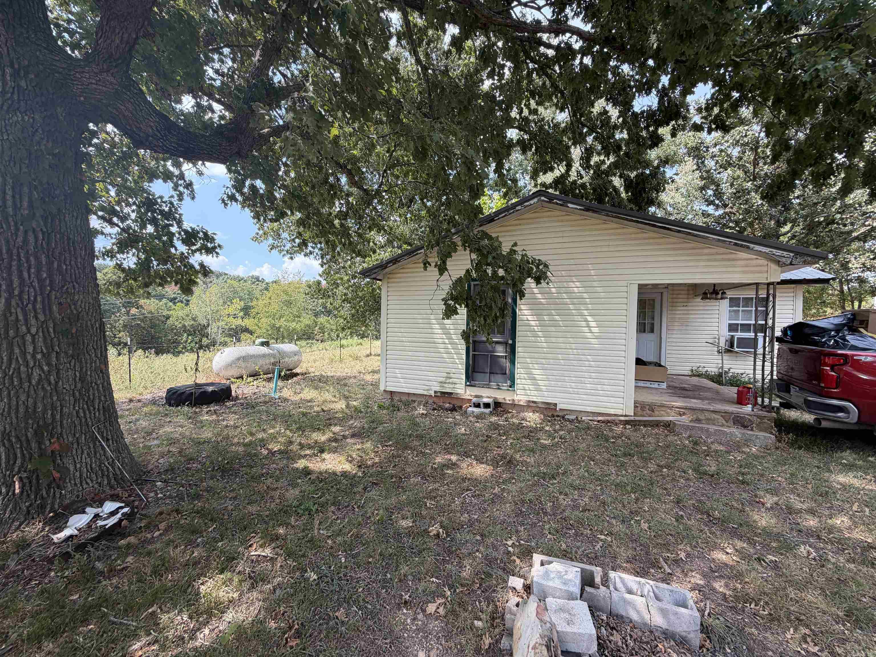571 Madison 1490 Property Photo 3