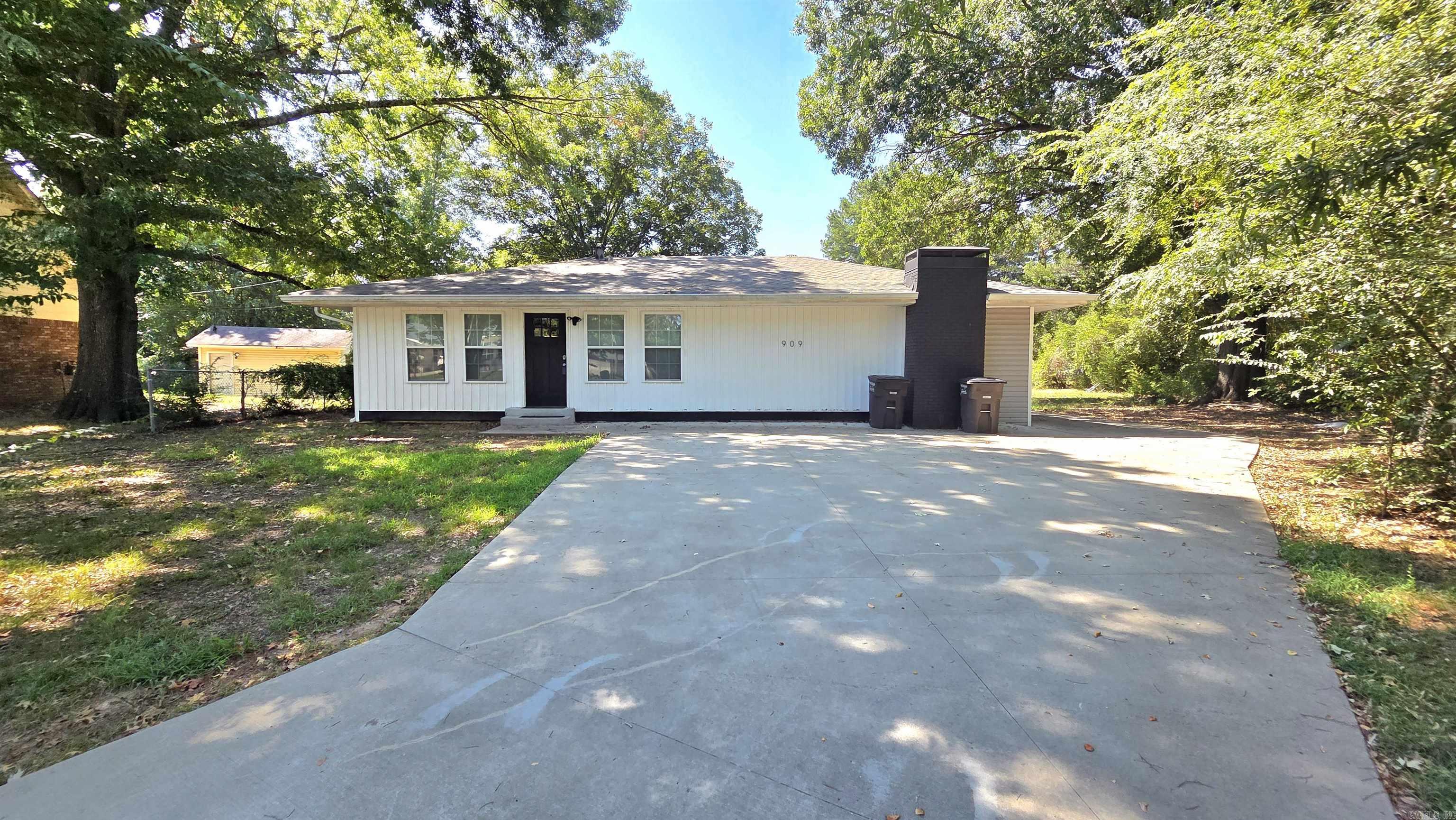 909 Shall Court Property Photo 1