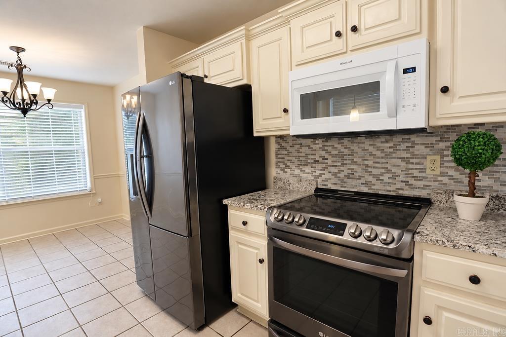 17 Applewood Circle Property Photo 4