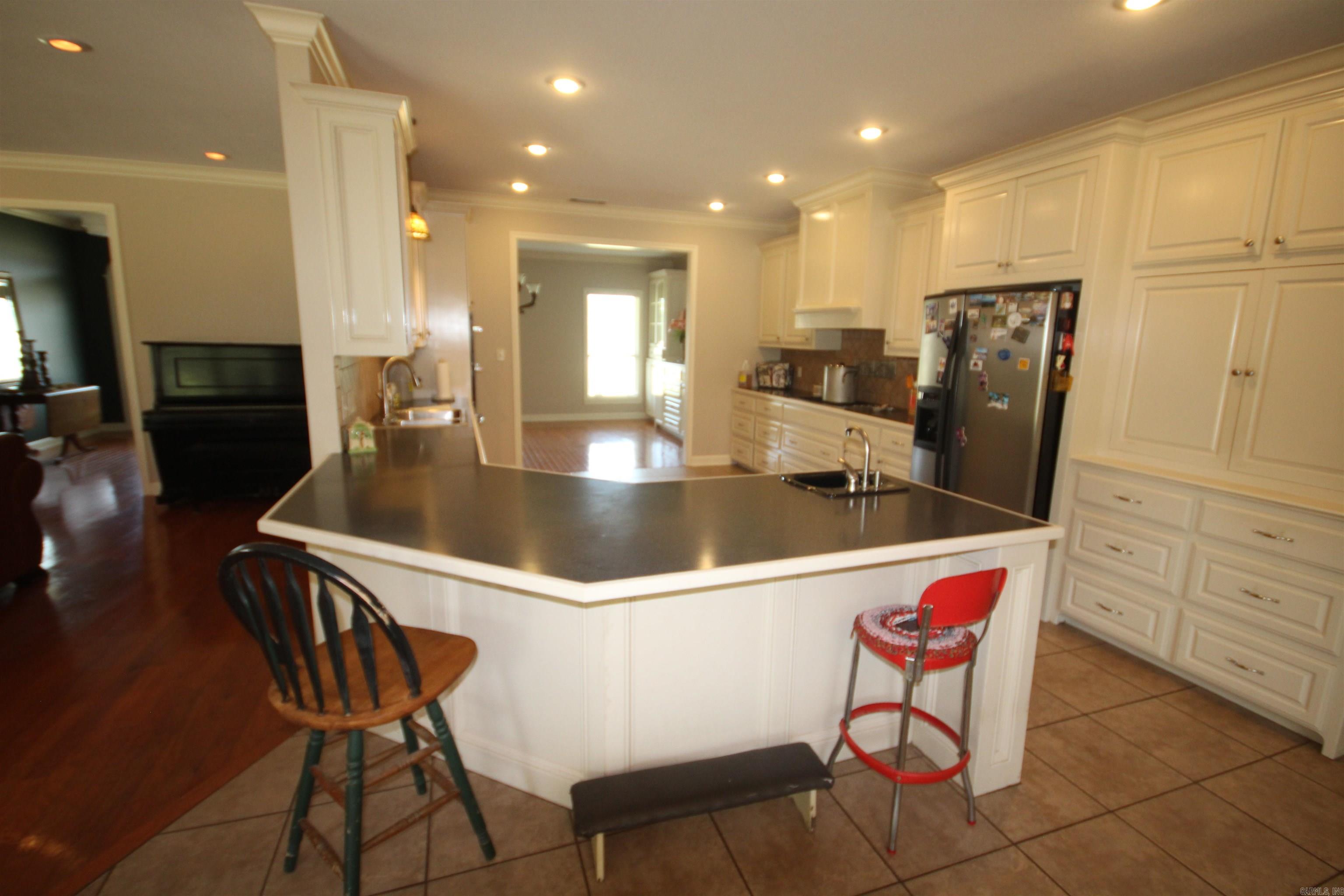 899 Deerwood Ln. Property Photo 8