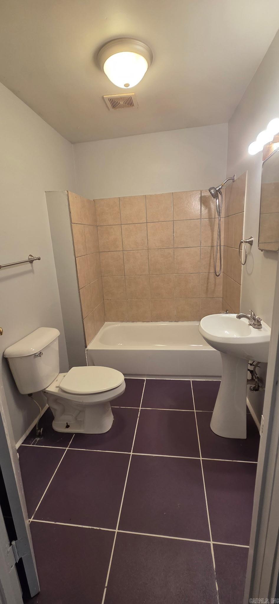 2000 Abigail Street Property Photo 8