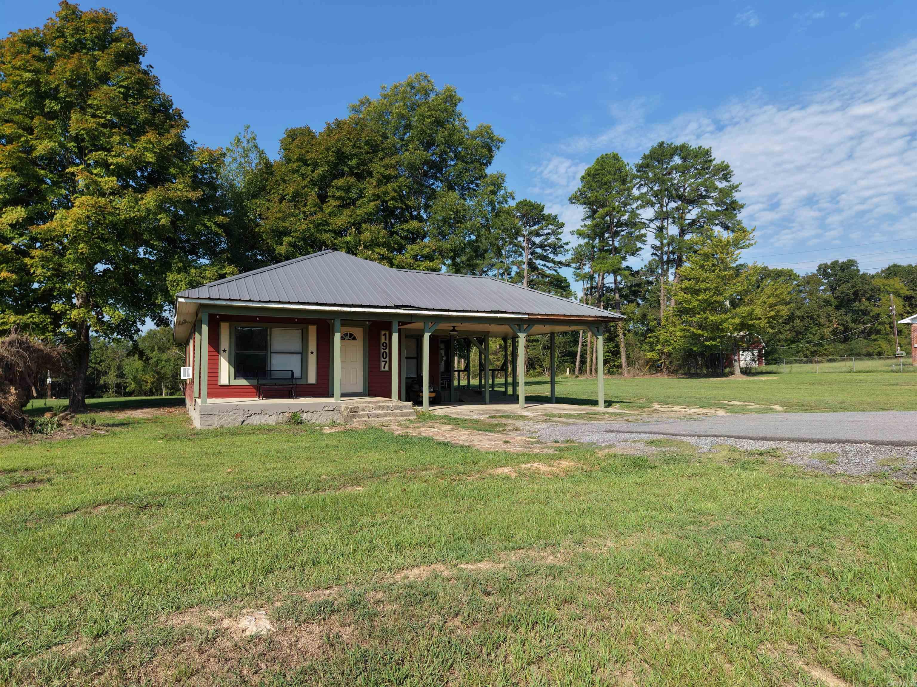 1907 N 65 Highway Property Photo 1