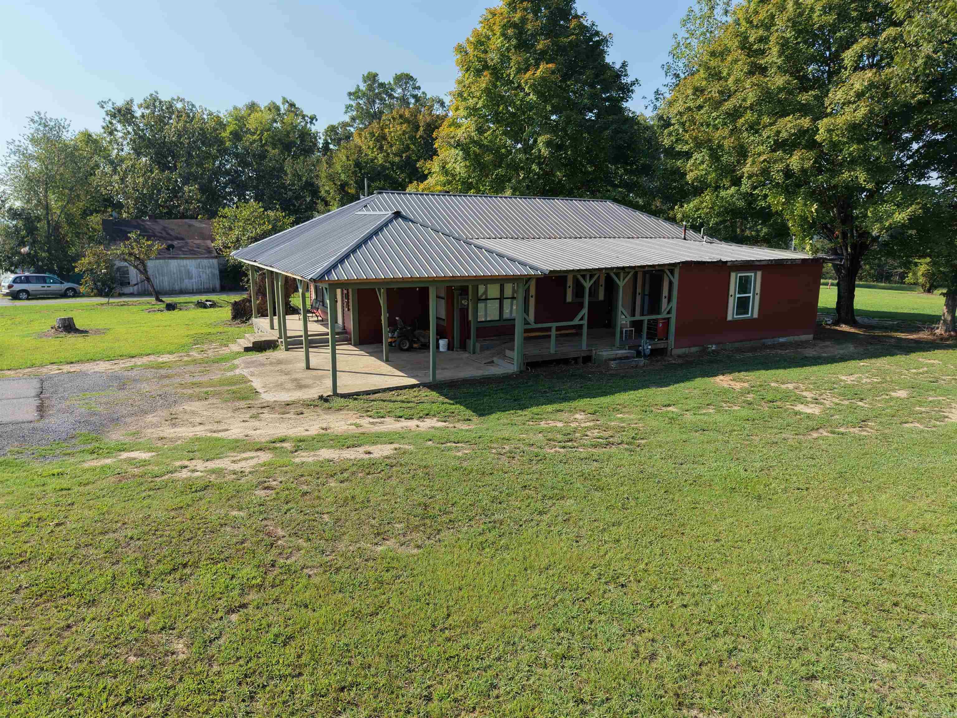 1907 N 65 Highway Property Photo 3