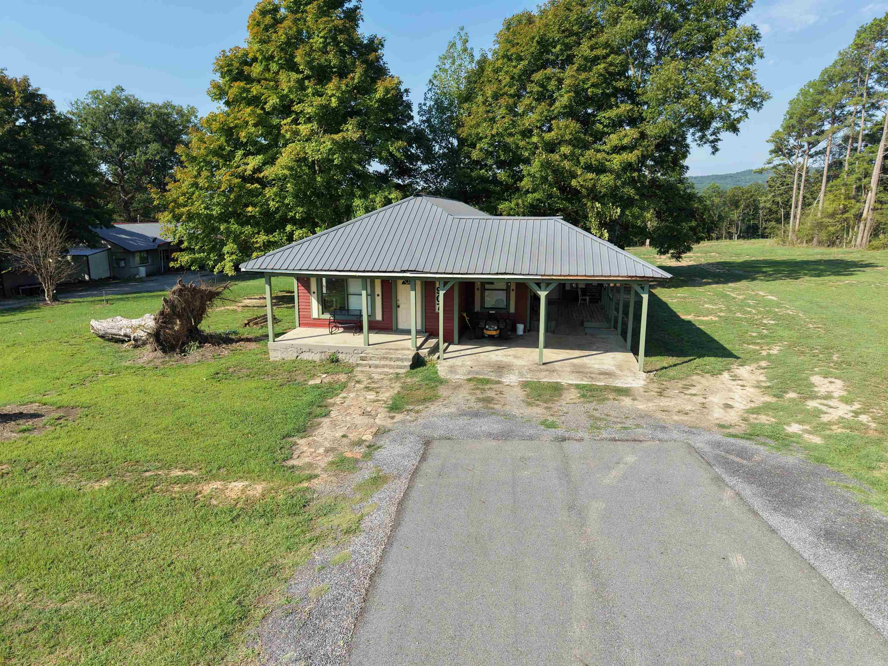 1907 N 65 Highway Property Photo 4