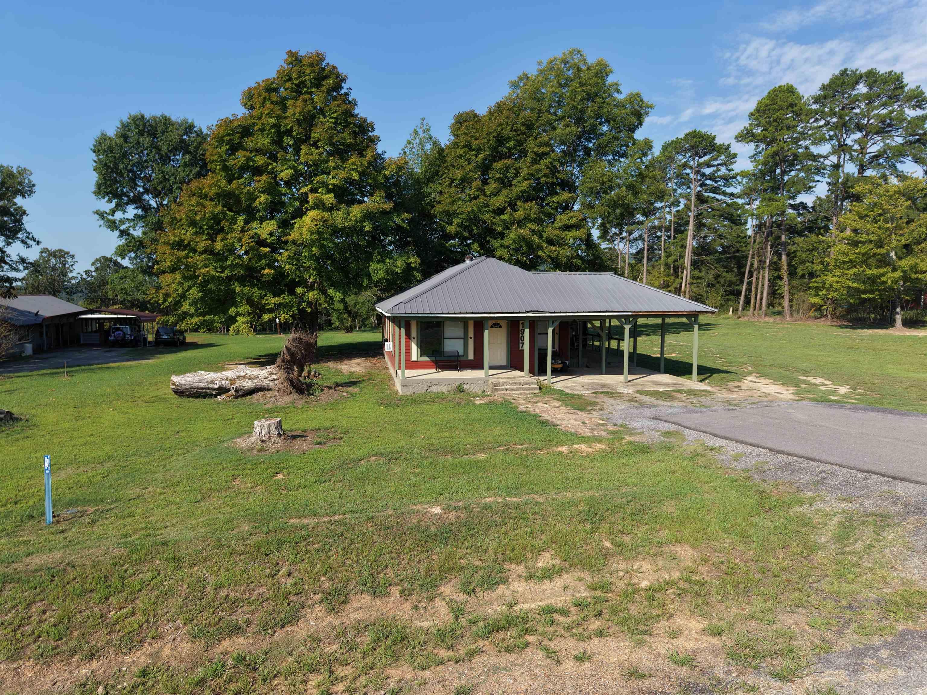 1907 N 65 Highway Property Photo 5