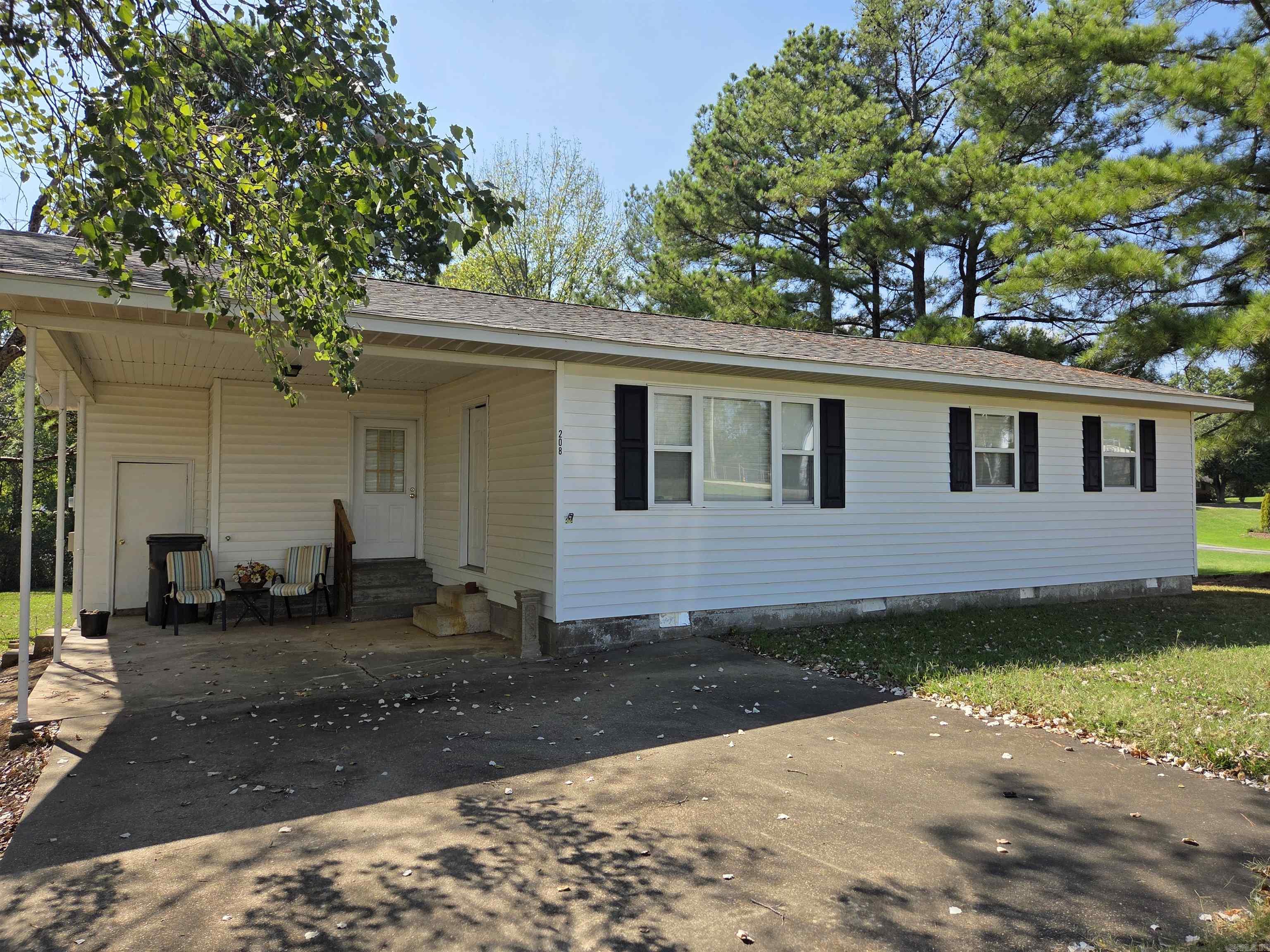 208 Academy Property Photo 2
