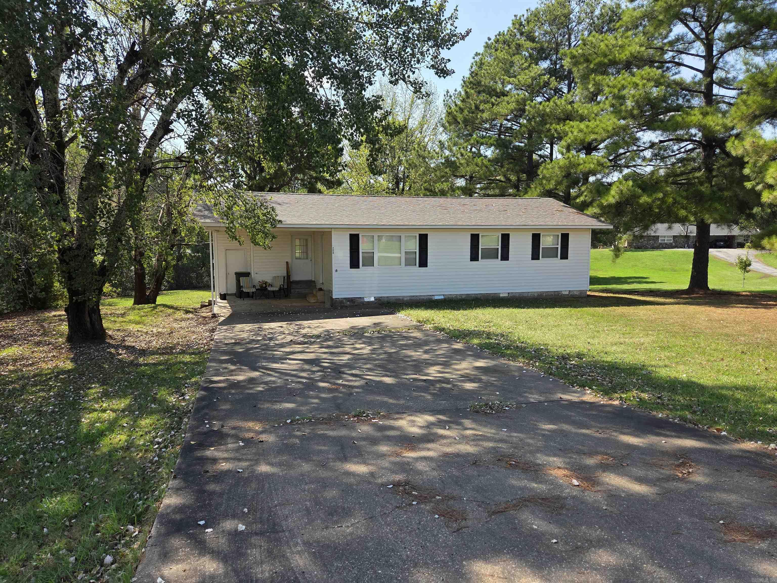 208 Academy Property Photo 3