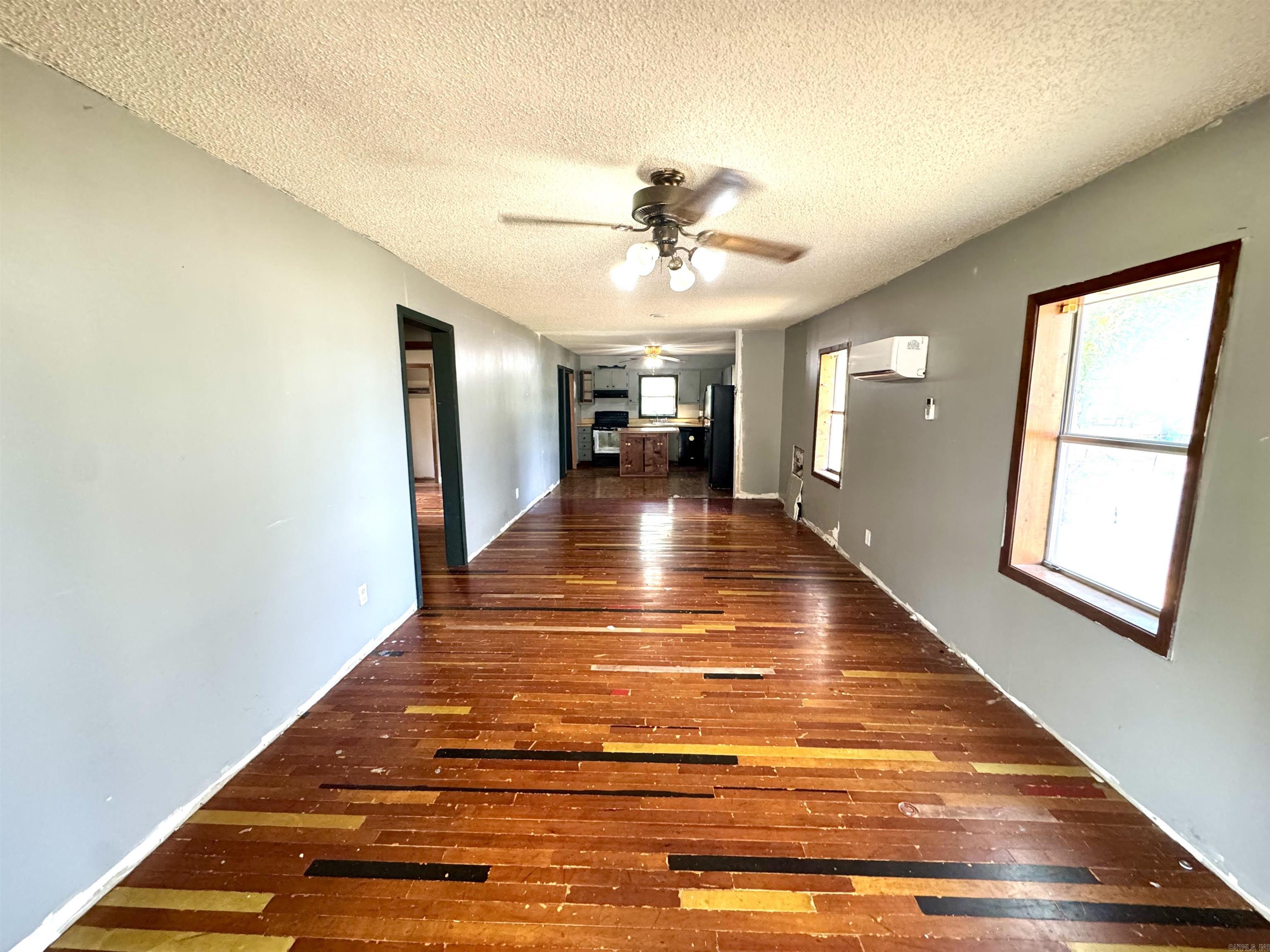103 N Oak Property Photo 3