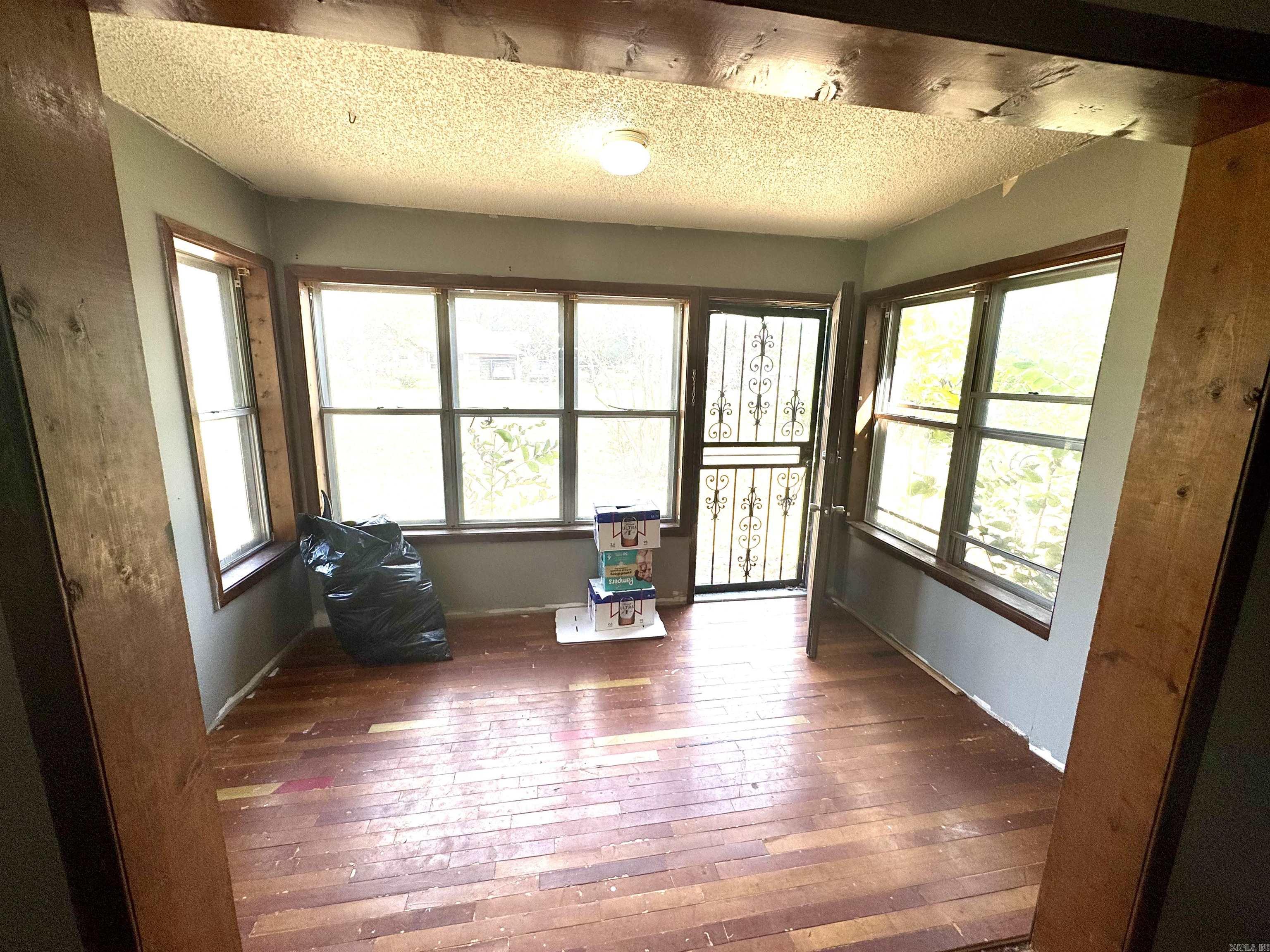 103 N Oak Property Photo 4