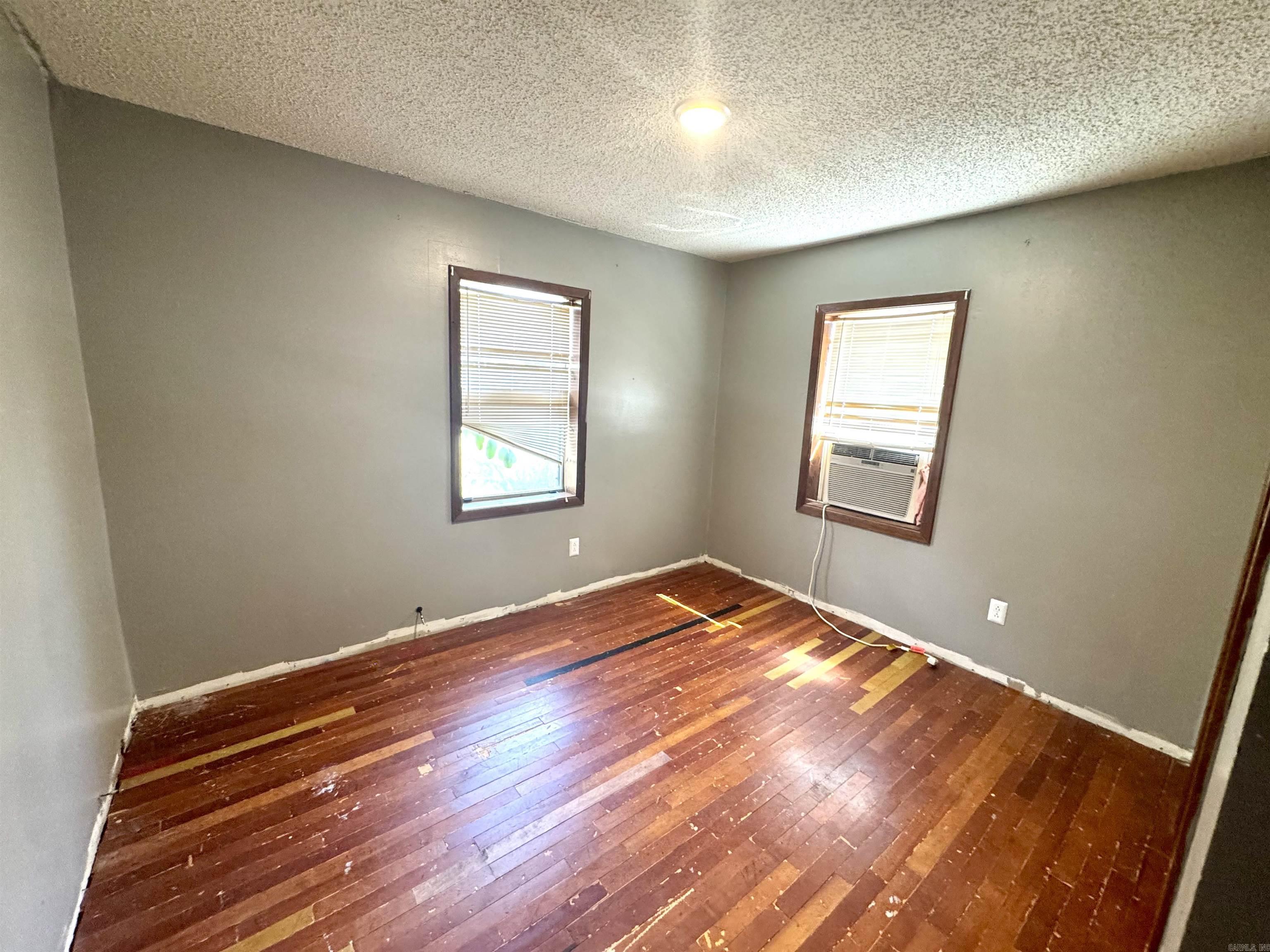103 N Oak Property Photo 7