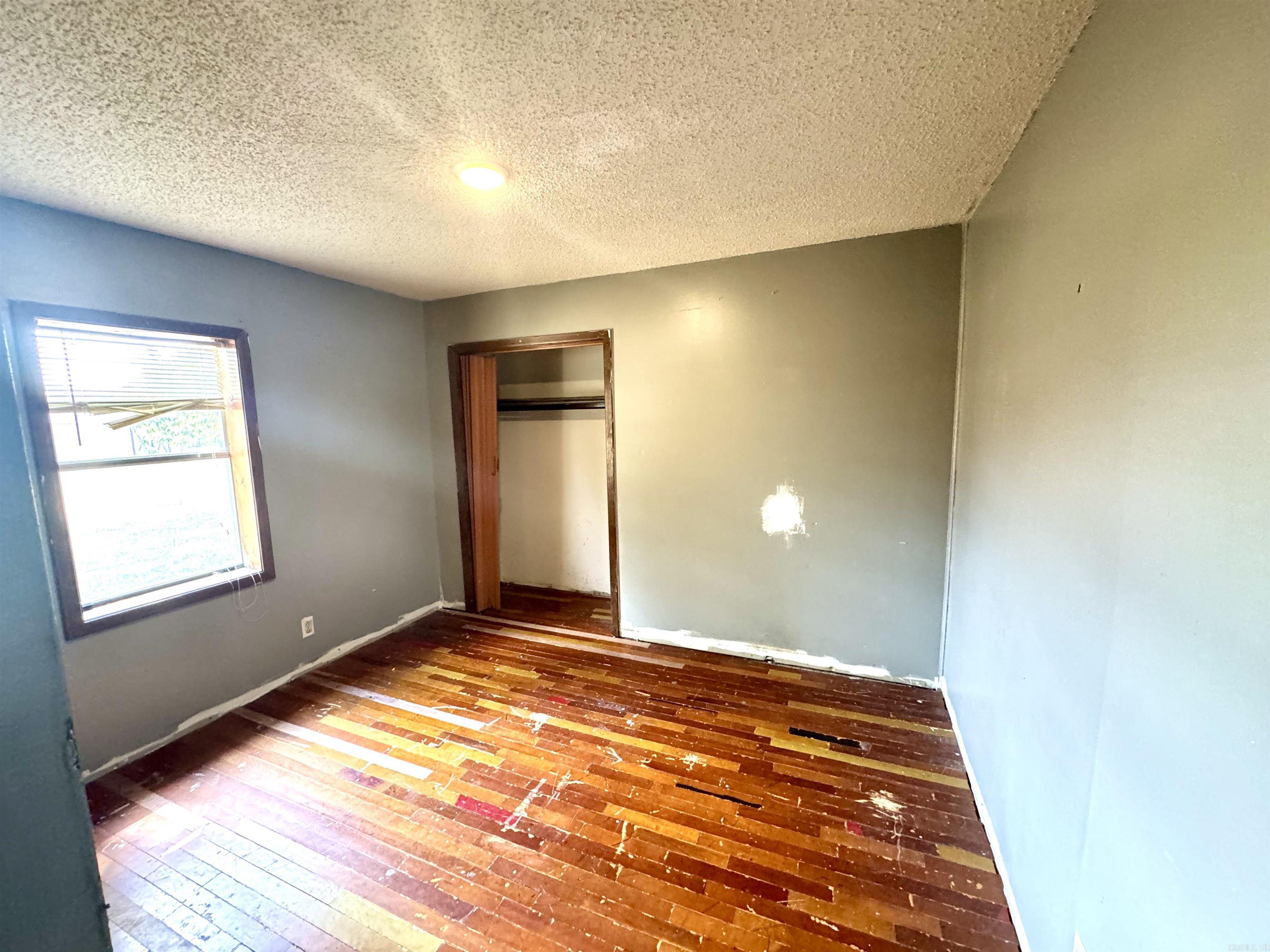 103 N Oak Property Photo 9