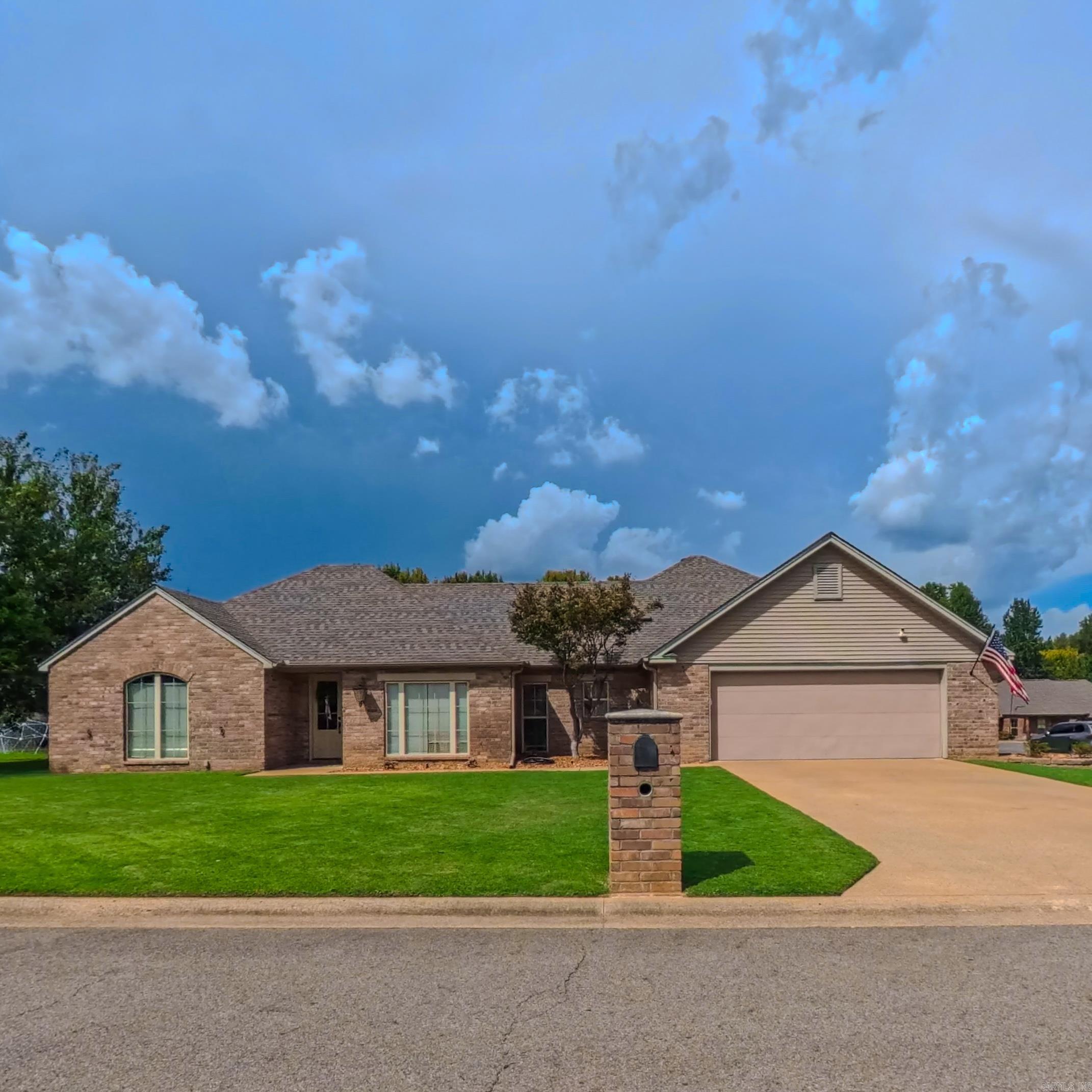 12 Meadowview Dr. Property Photo 1