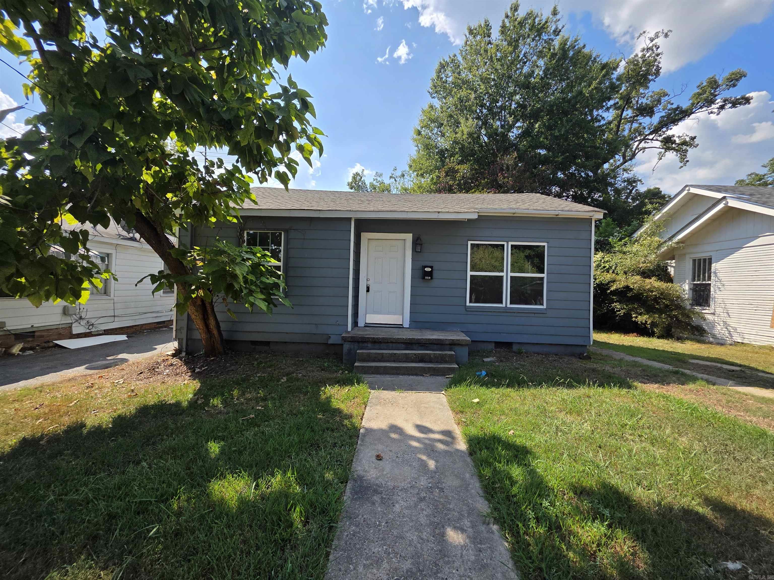 1819 Moss Street Property Photo 1