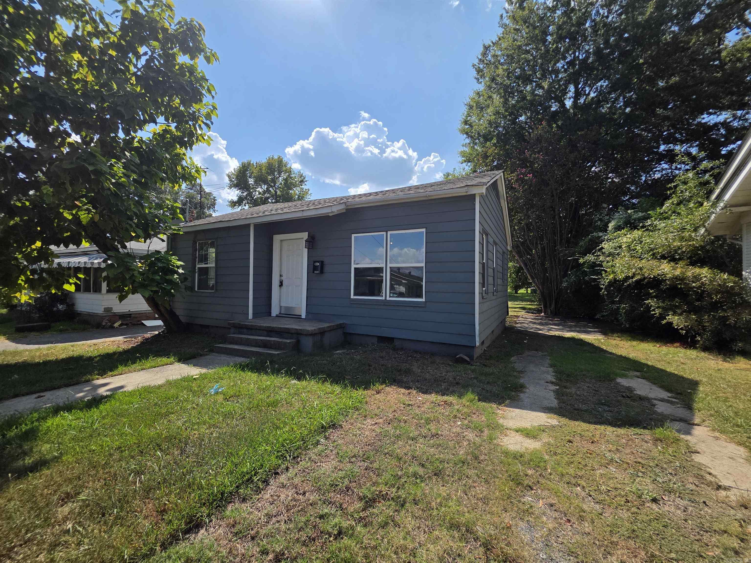 1819 Moss Street Property Photo 2