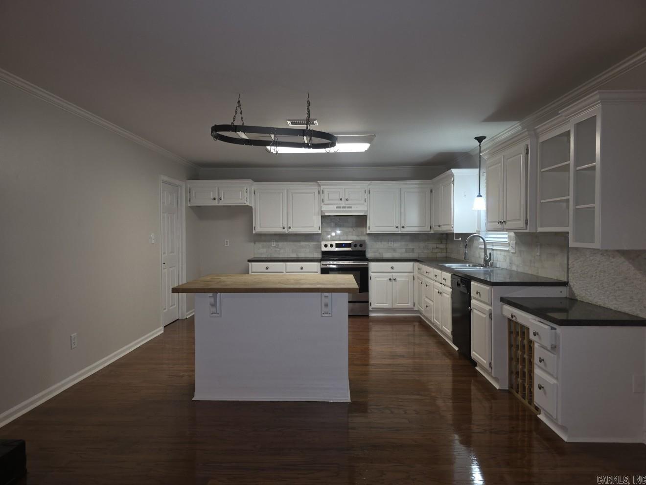 12512 Woodbury Drive Property Photo 5