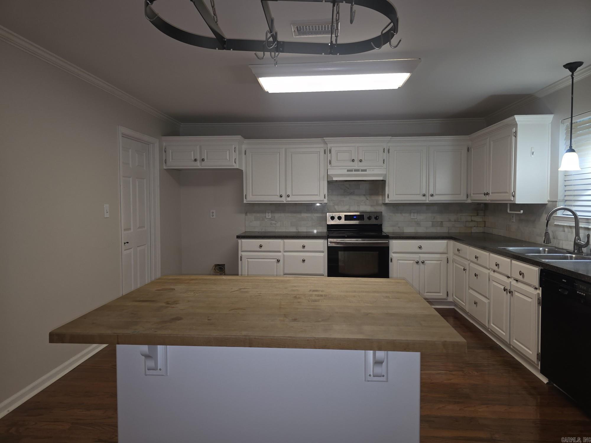 12512 Woodbury Drive Property Photo 6