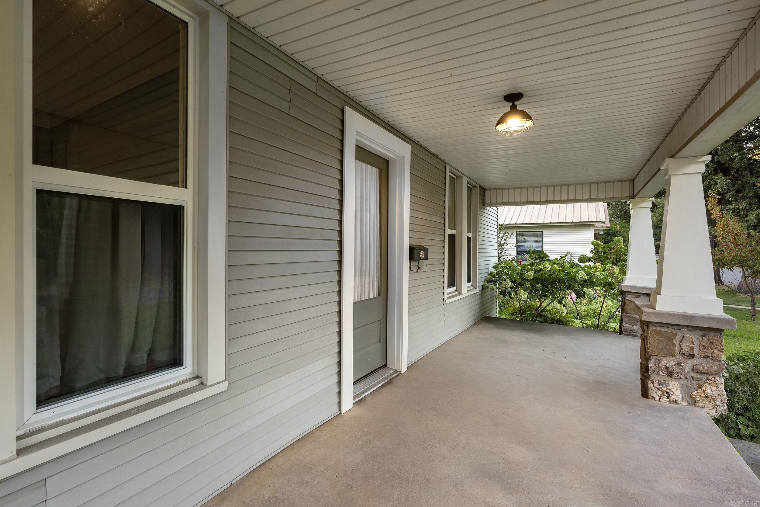 1600 N Pierce Street Property Photo 4