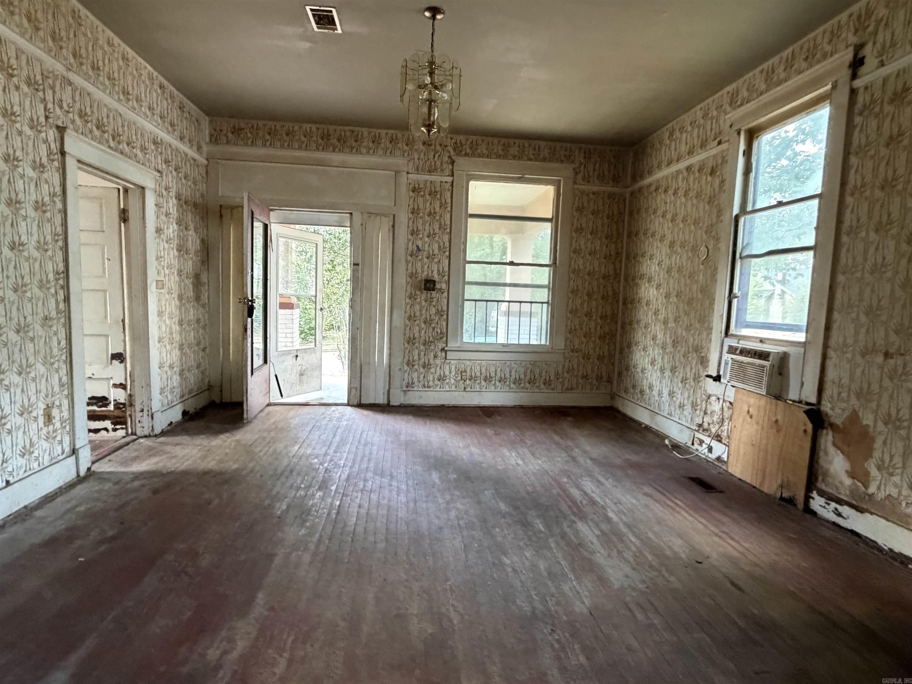 905 Lewis Street Property Photo 2