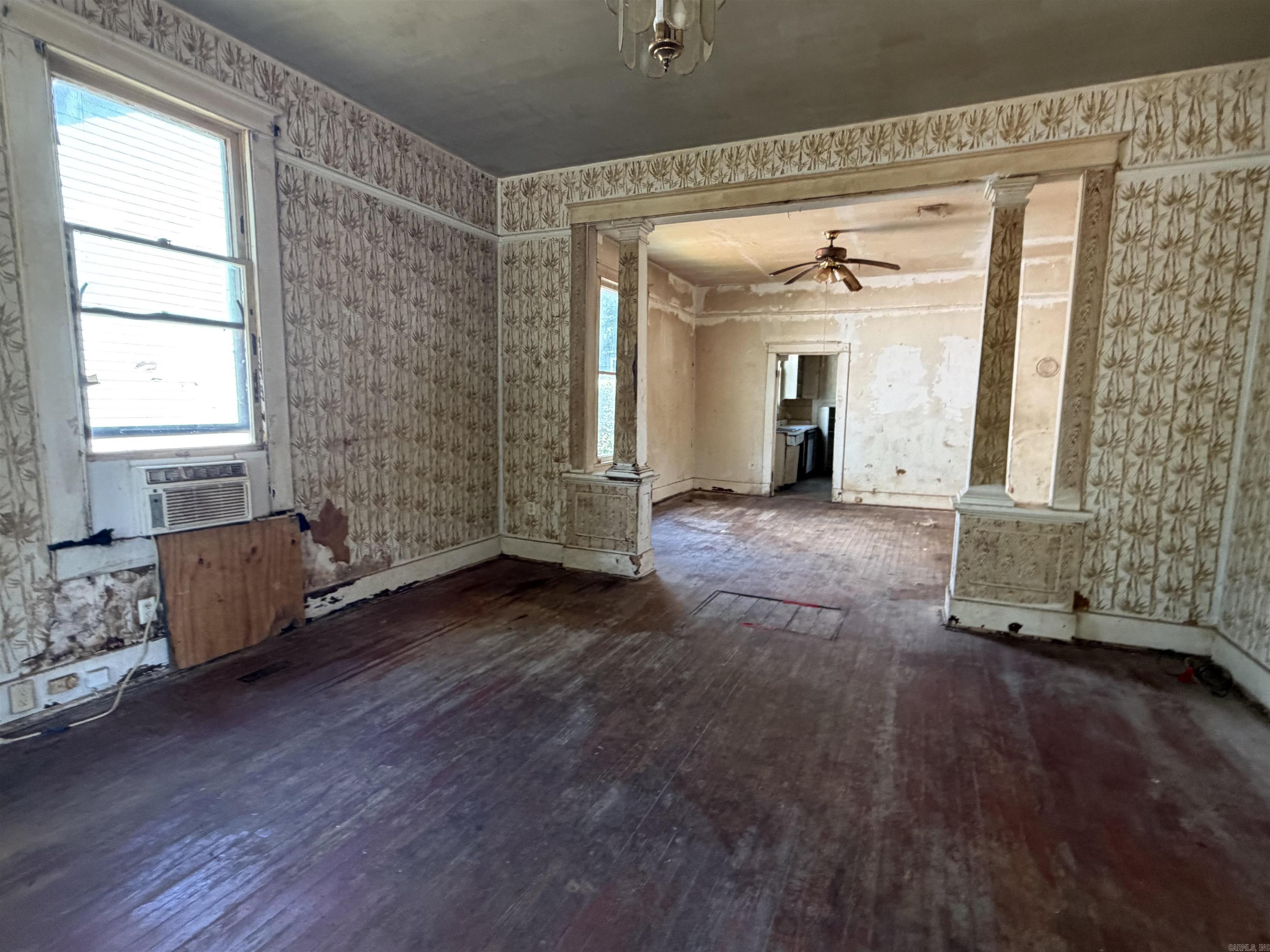 905 Lewis Street Property Photo 3