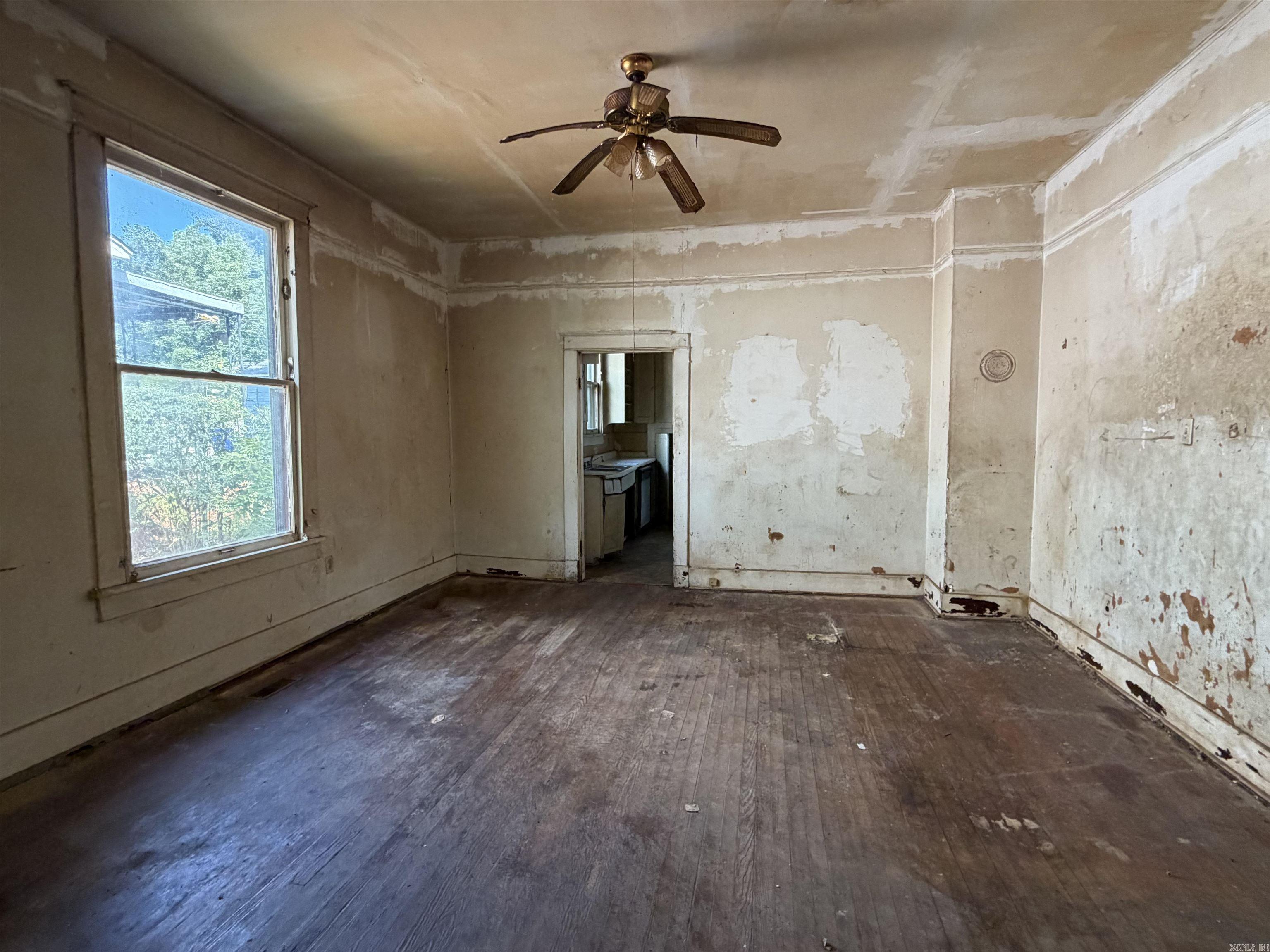 905 Lewis Street Property Photo 4