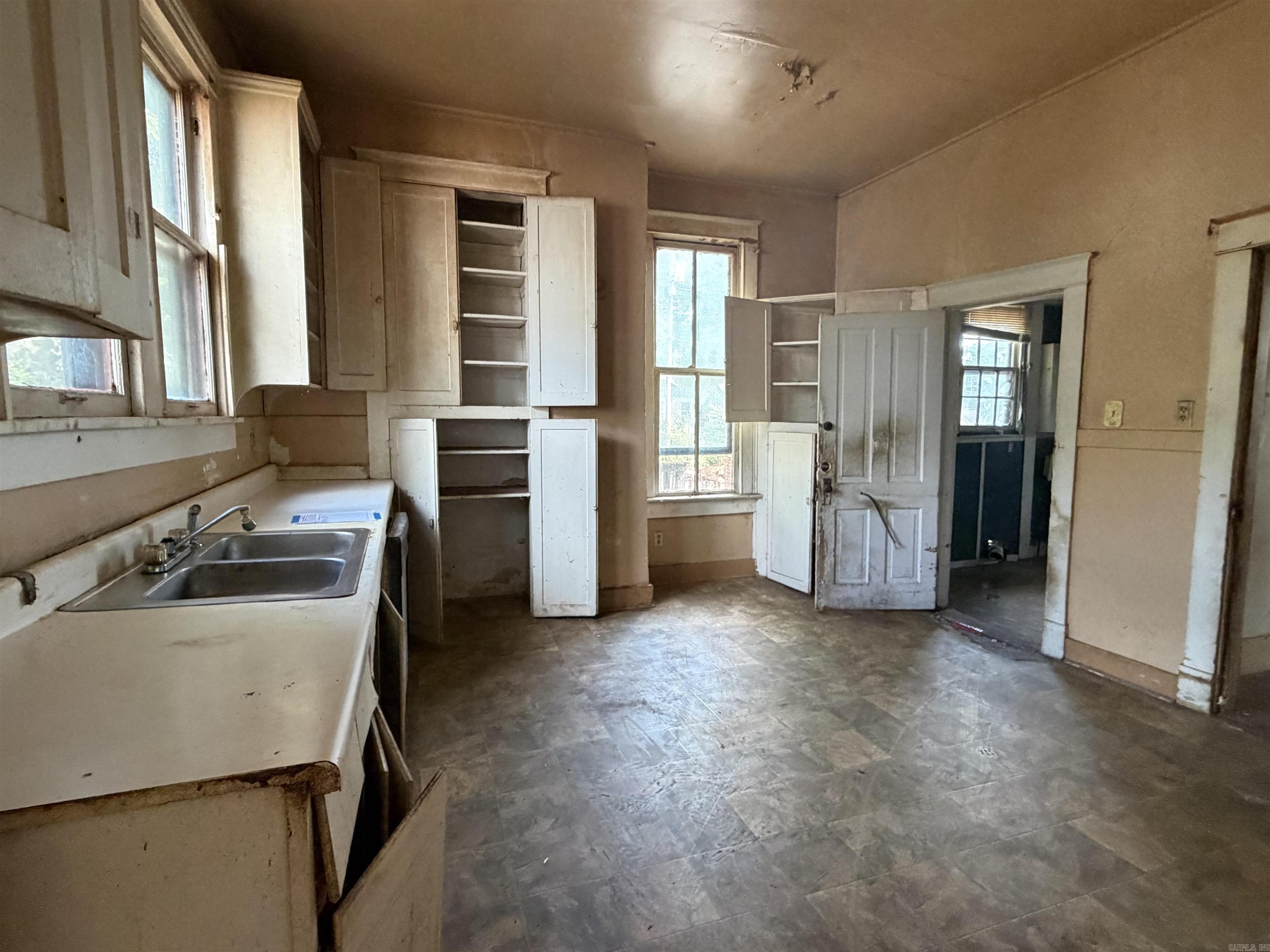 905 Lewis Street Property Photo 6