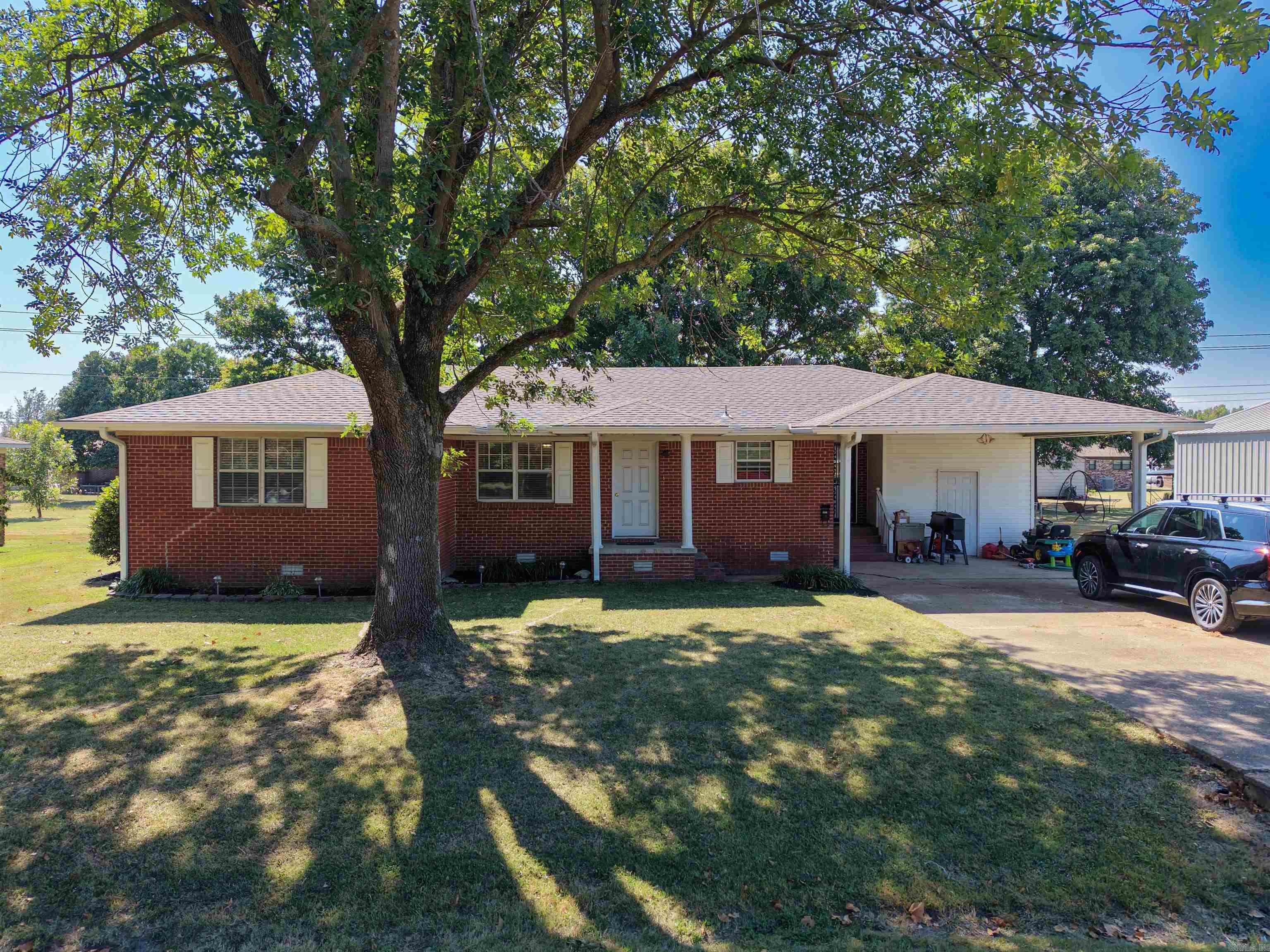 806 E Elm St Property Photo 1
