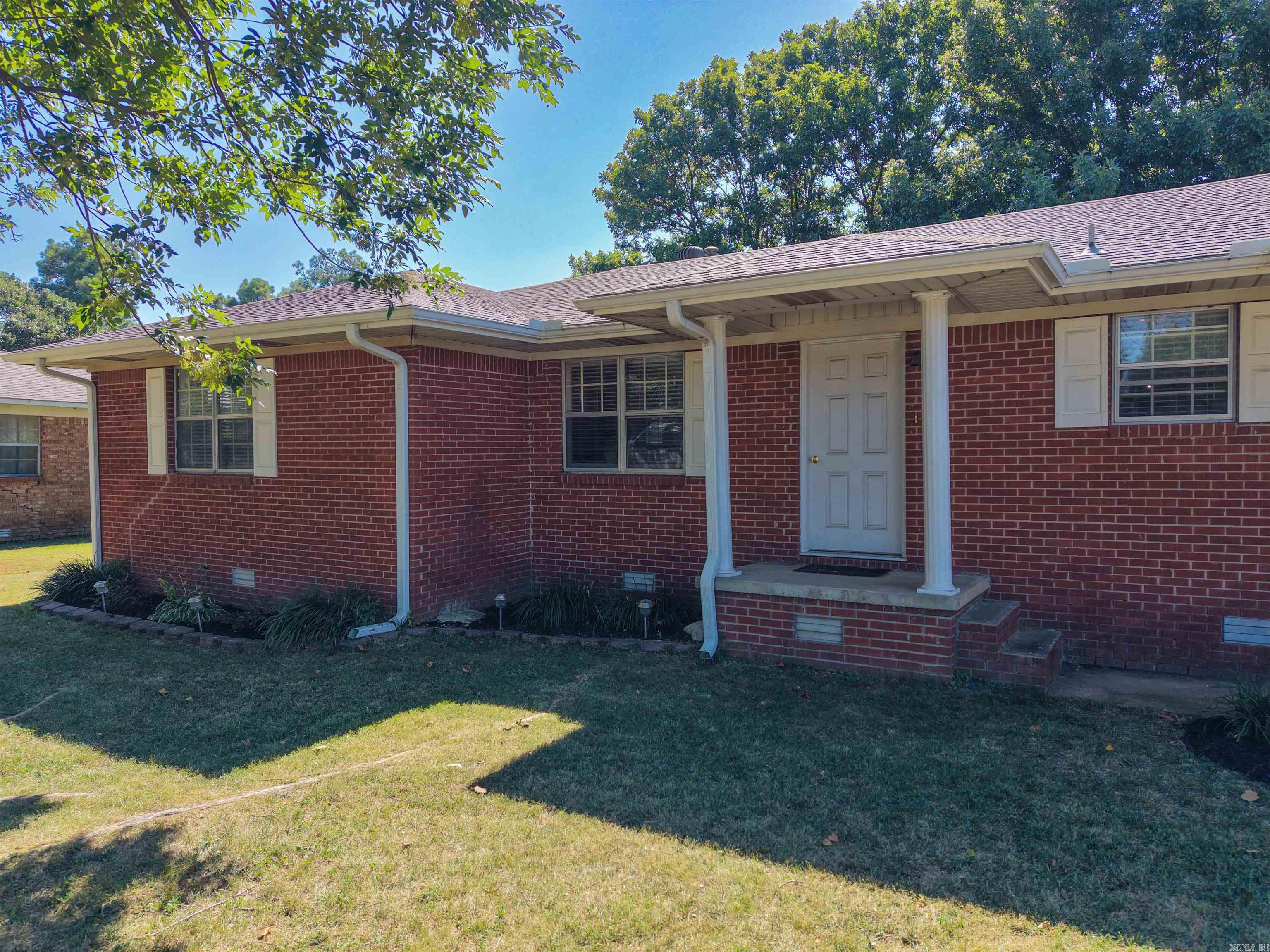 806 E Elm St Property Photo 2