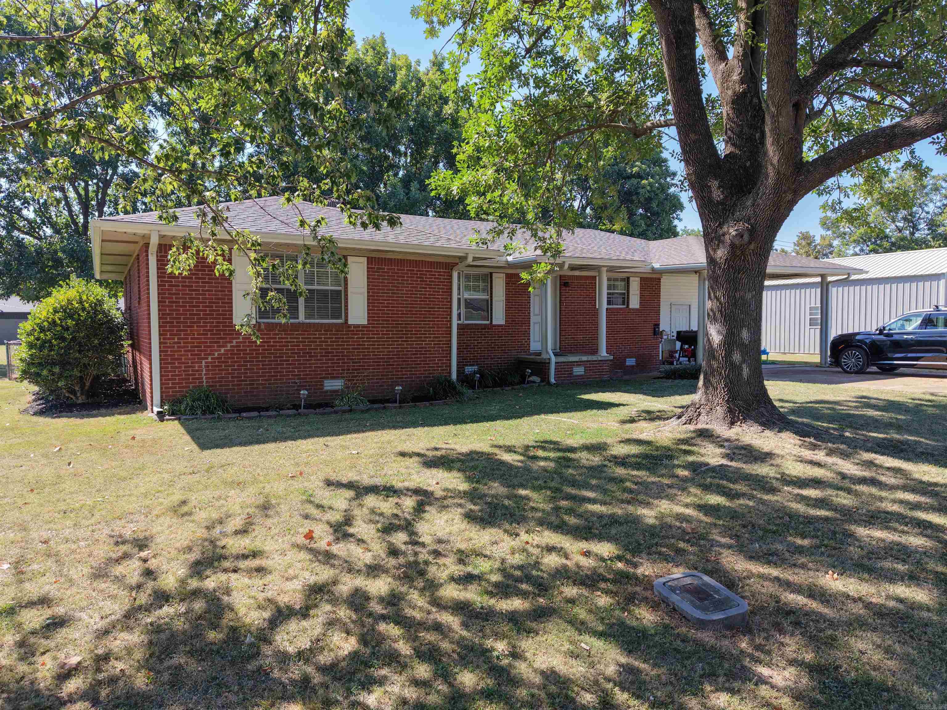 806 E Elm St Property Photo 3