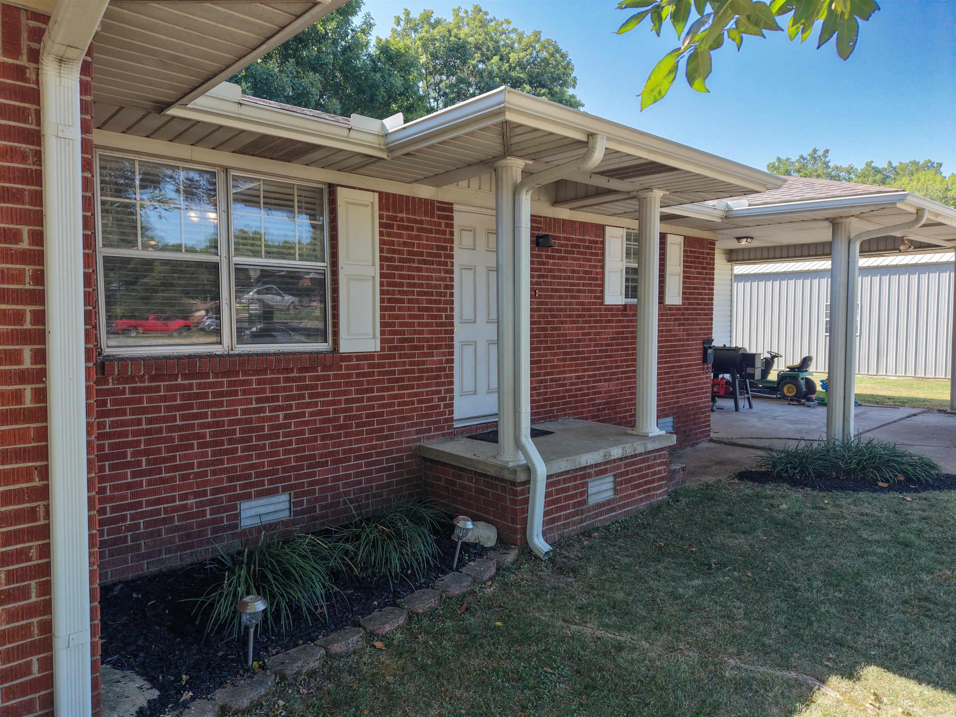 806 E Elm St Property Photo 4