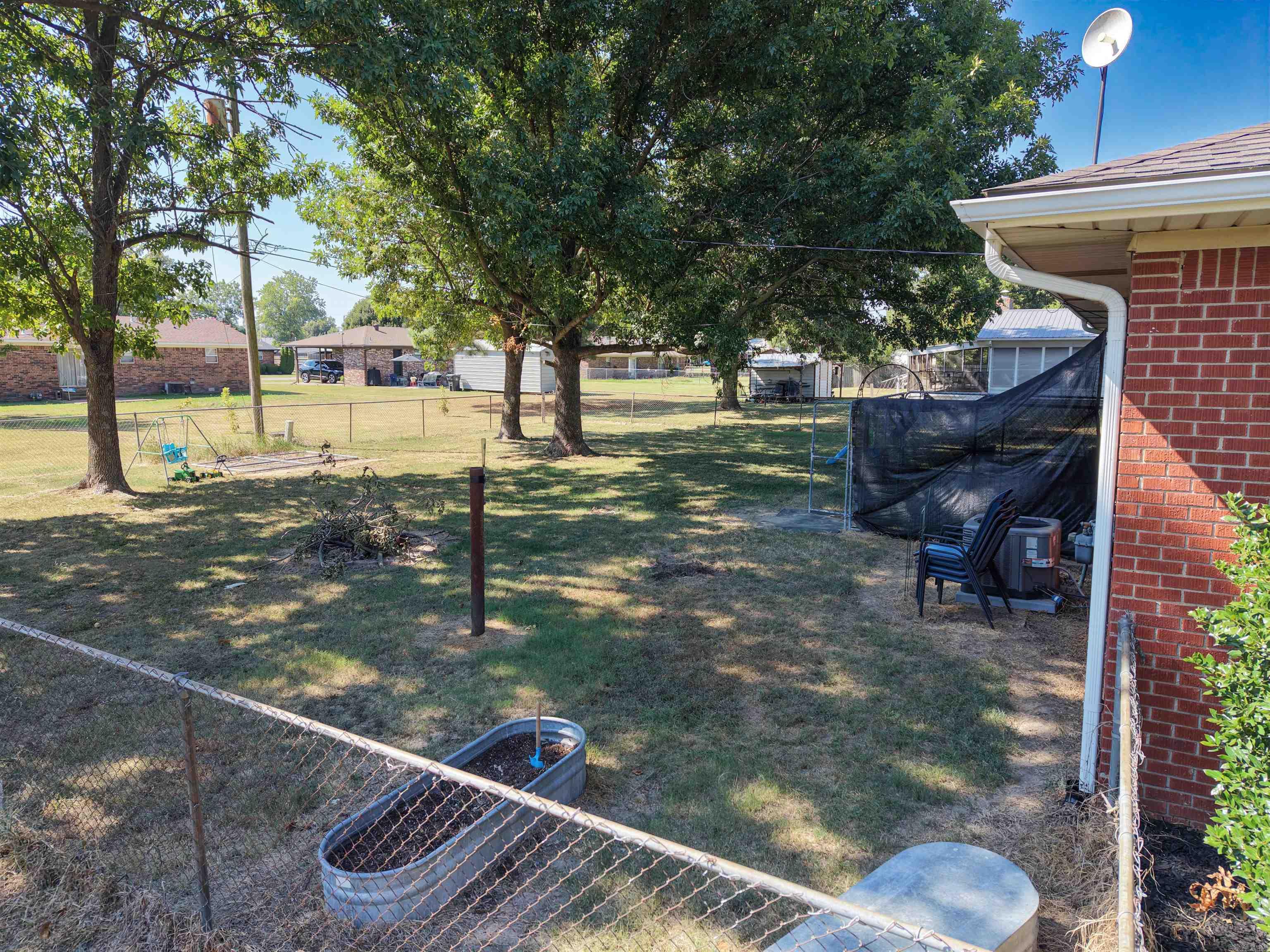 806 E Elm St Property Photo 7