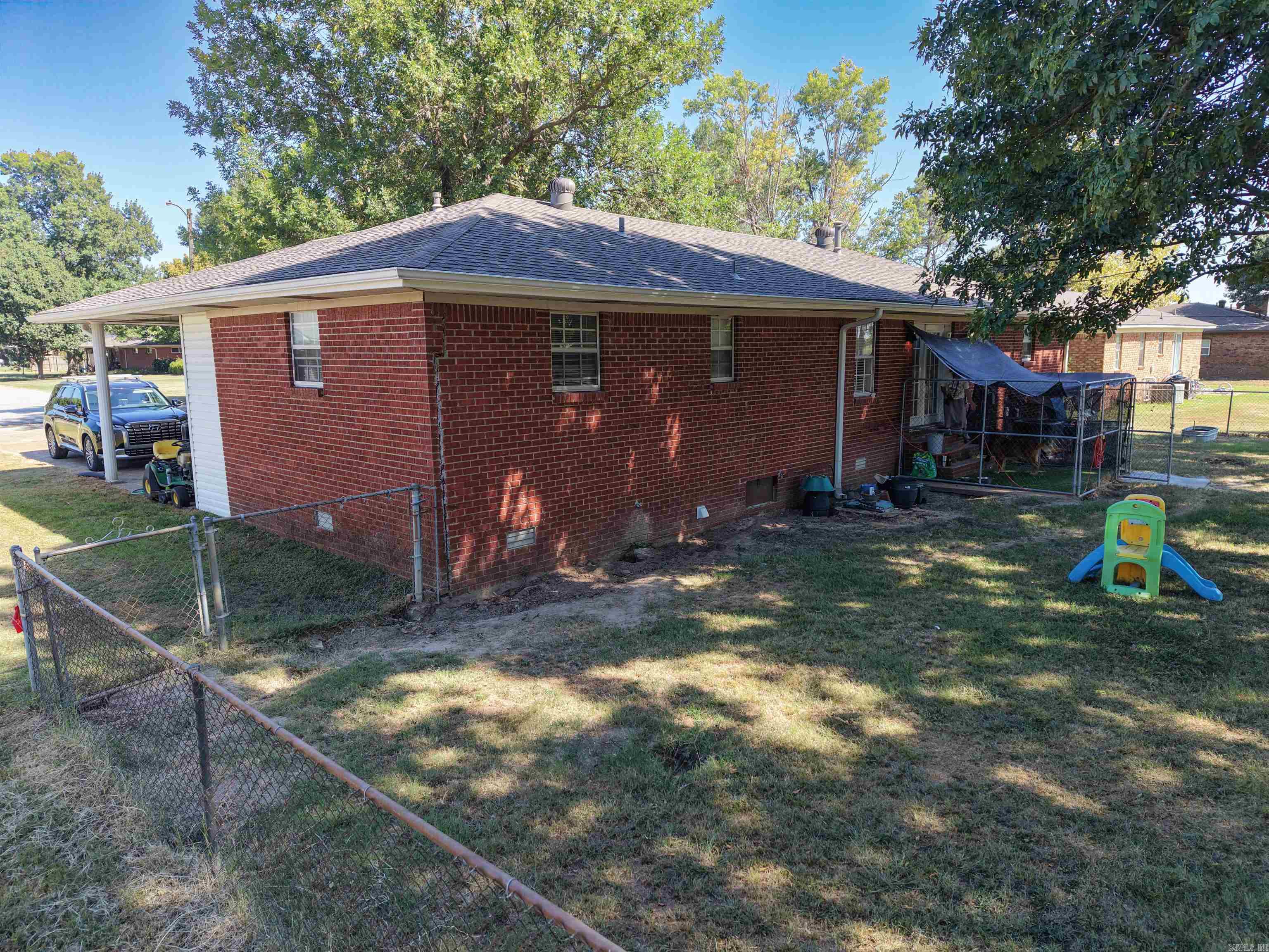 806 E Elm St Property Photo 9