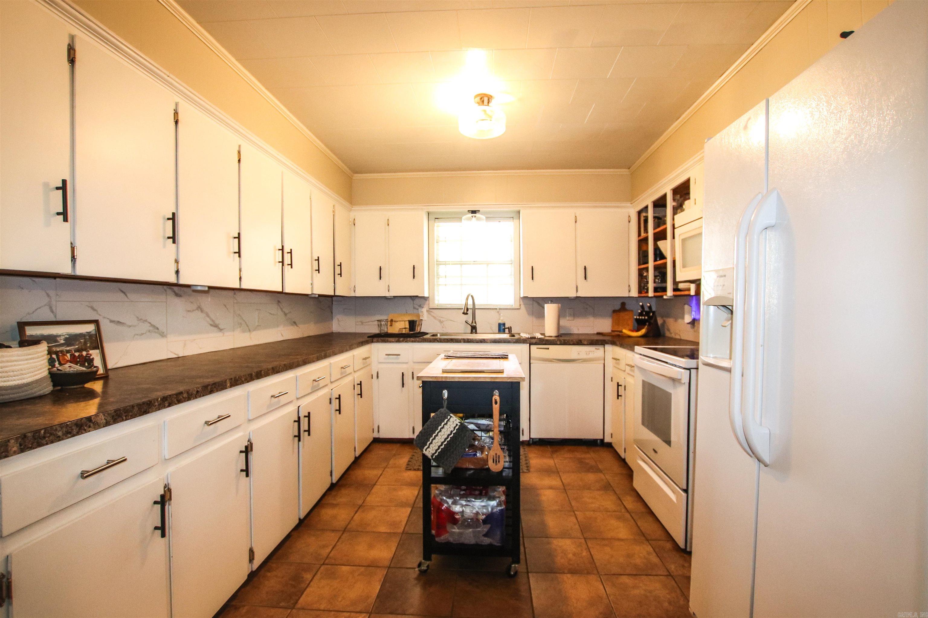 806 E Elm St Property Photo 13