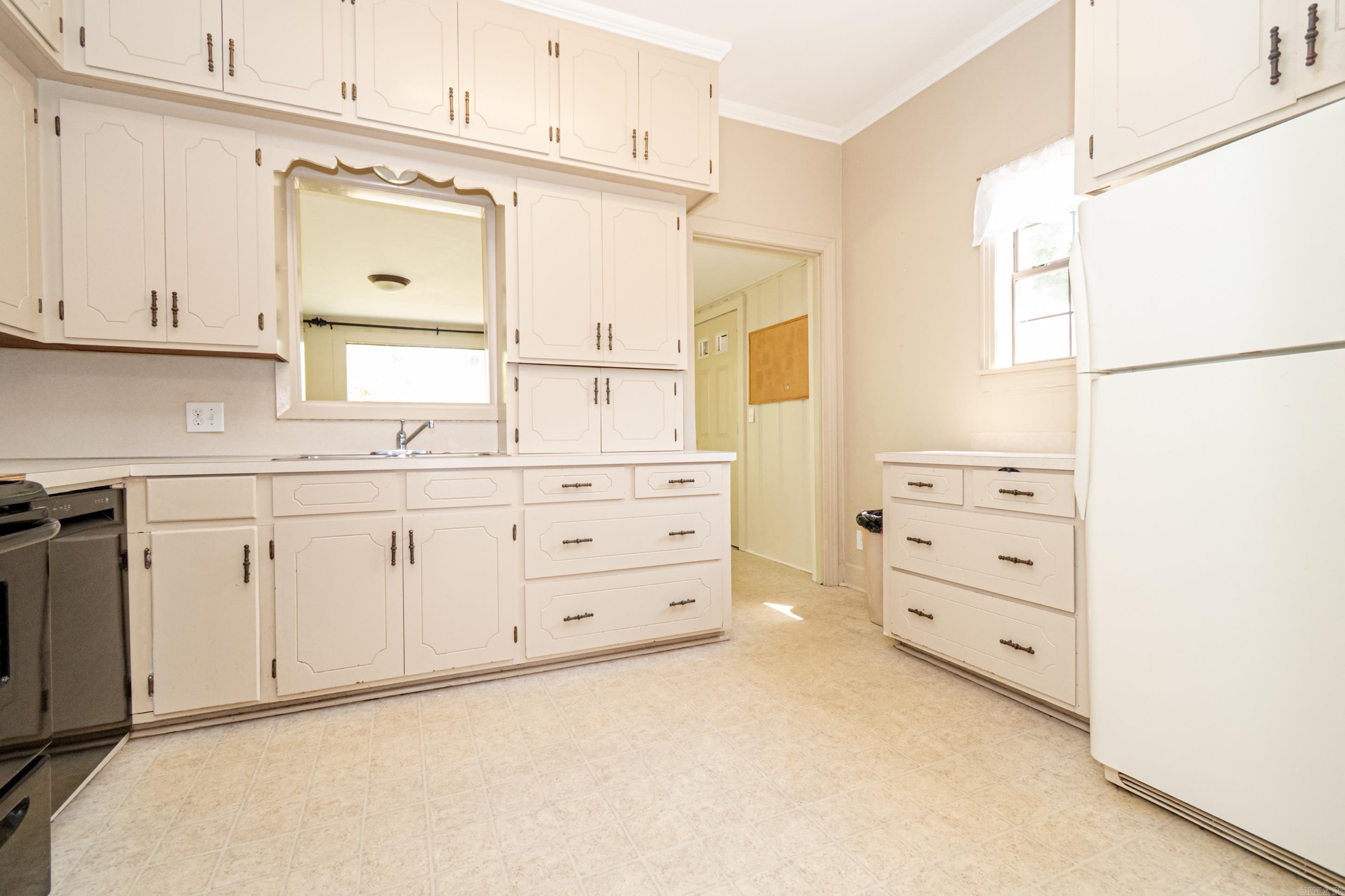 1214 W Block Street Property Photo 7