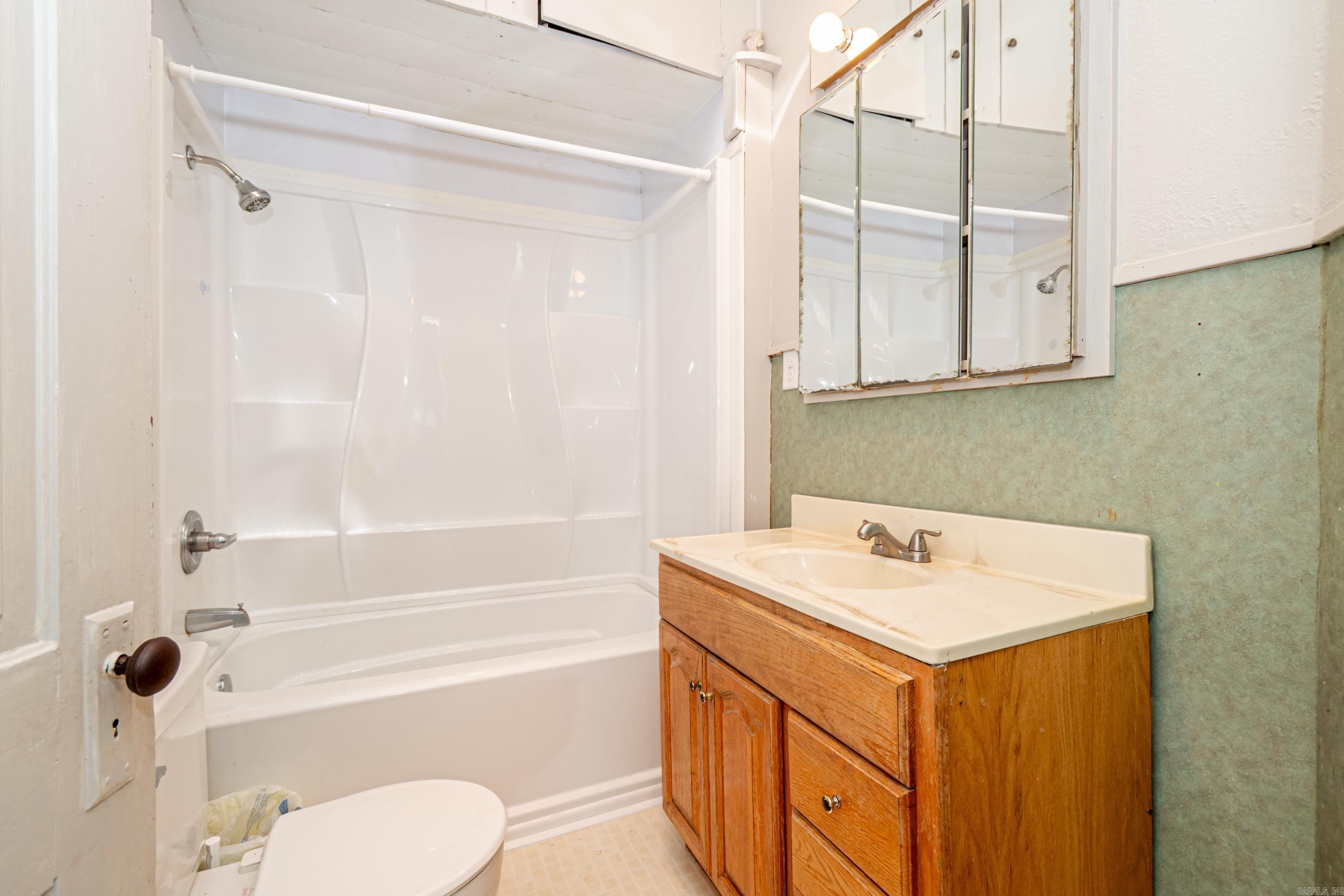 1214 W Block Street Property Photo 9
