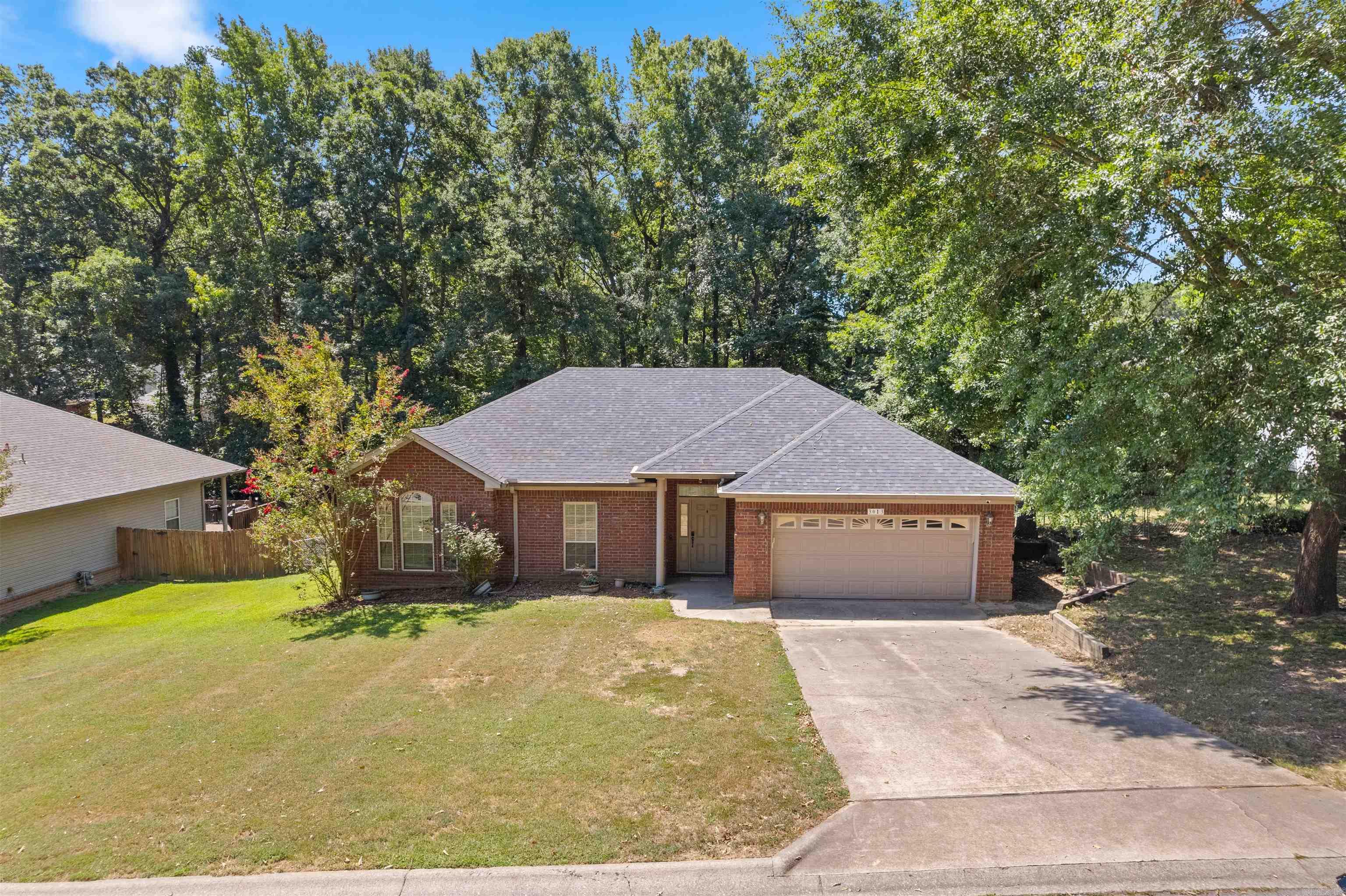 3013 Greenbrier Drive Property Photo 1