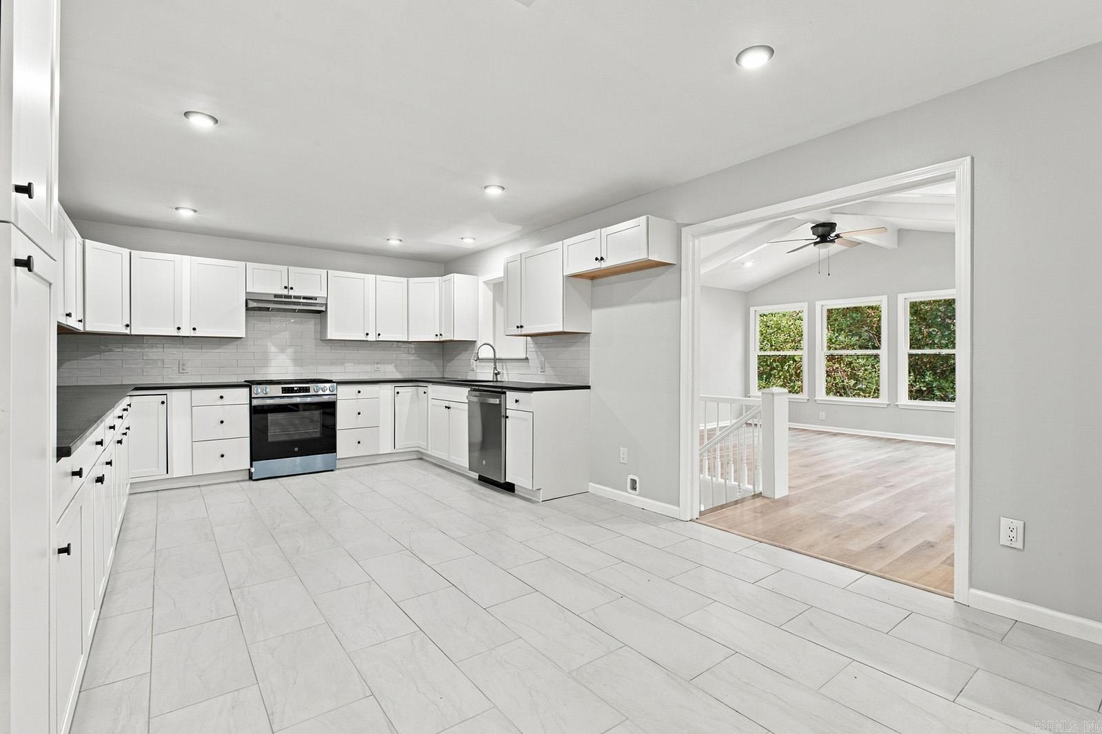11780 Southridge Drive Property Photo 9