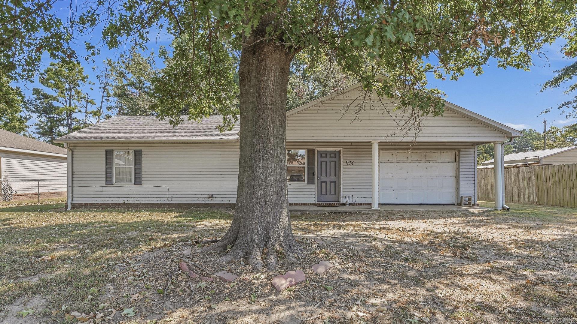 914 Roy Lee St Property Photo 3