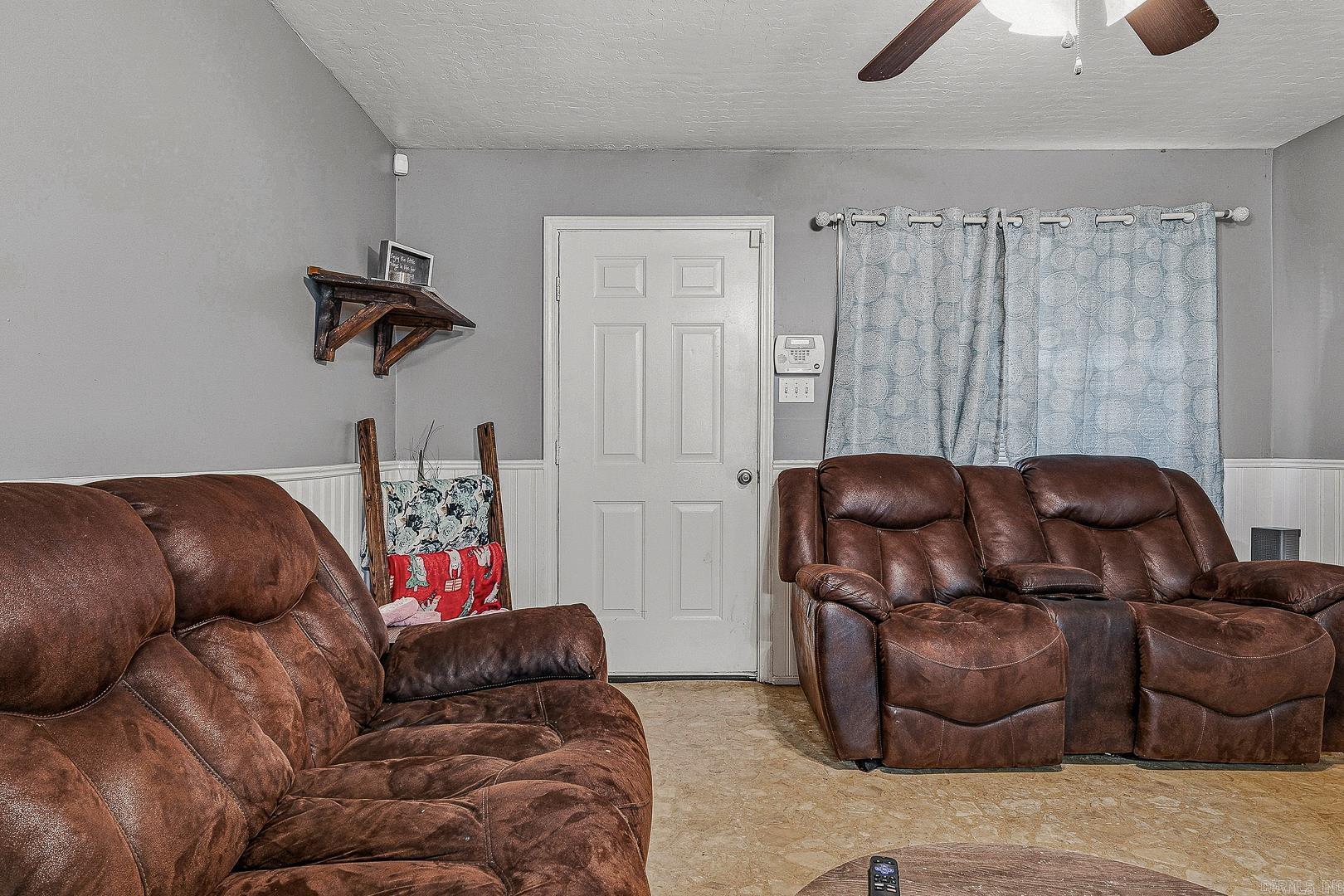 914 Roy Lee St Property Photo 6