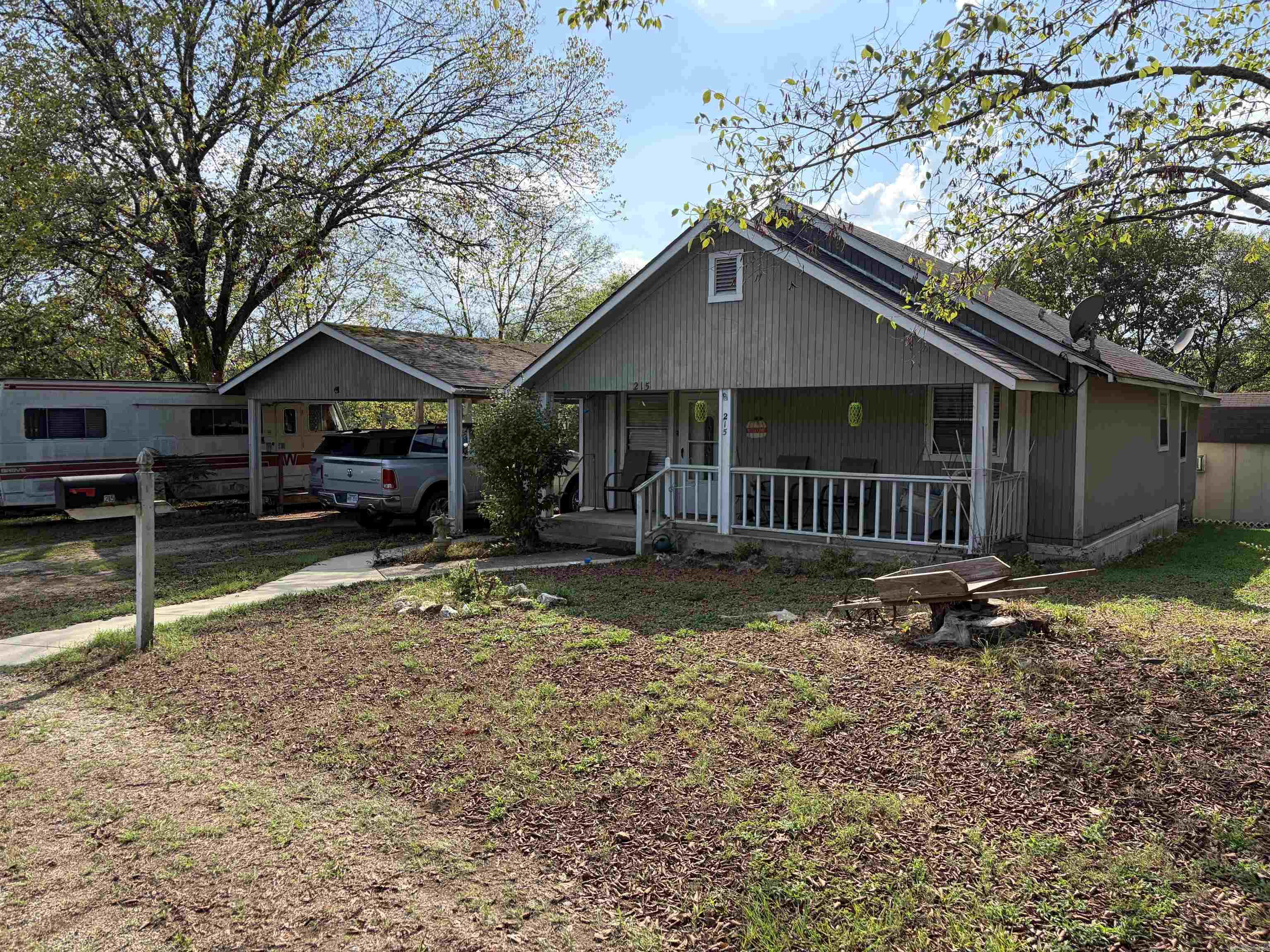 215 Robins Avenue Property Photo 2