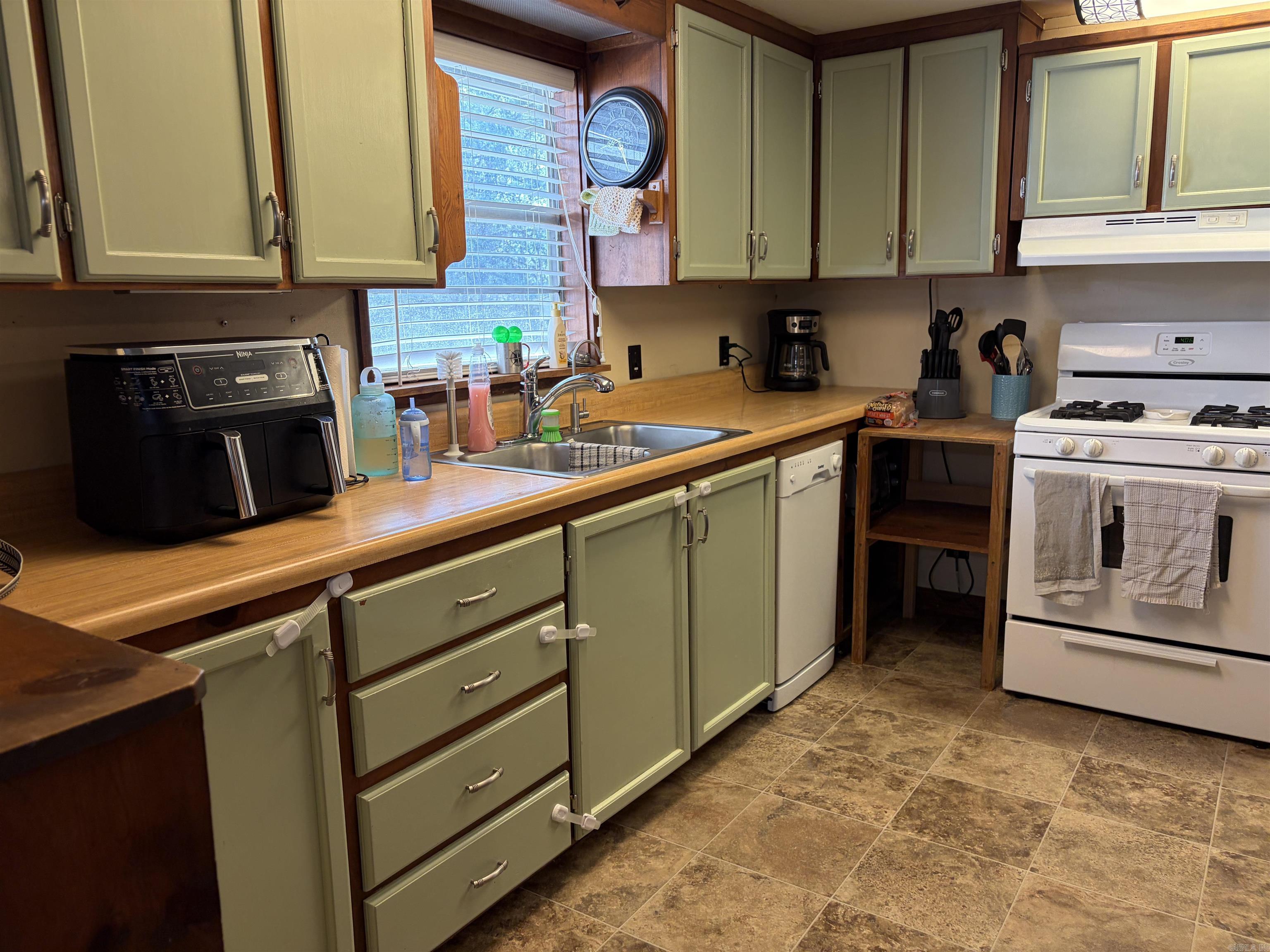 215 Robins Avenue Property Photo 9