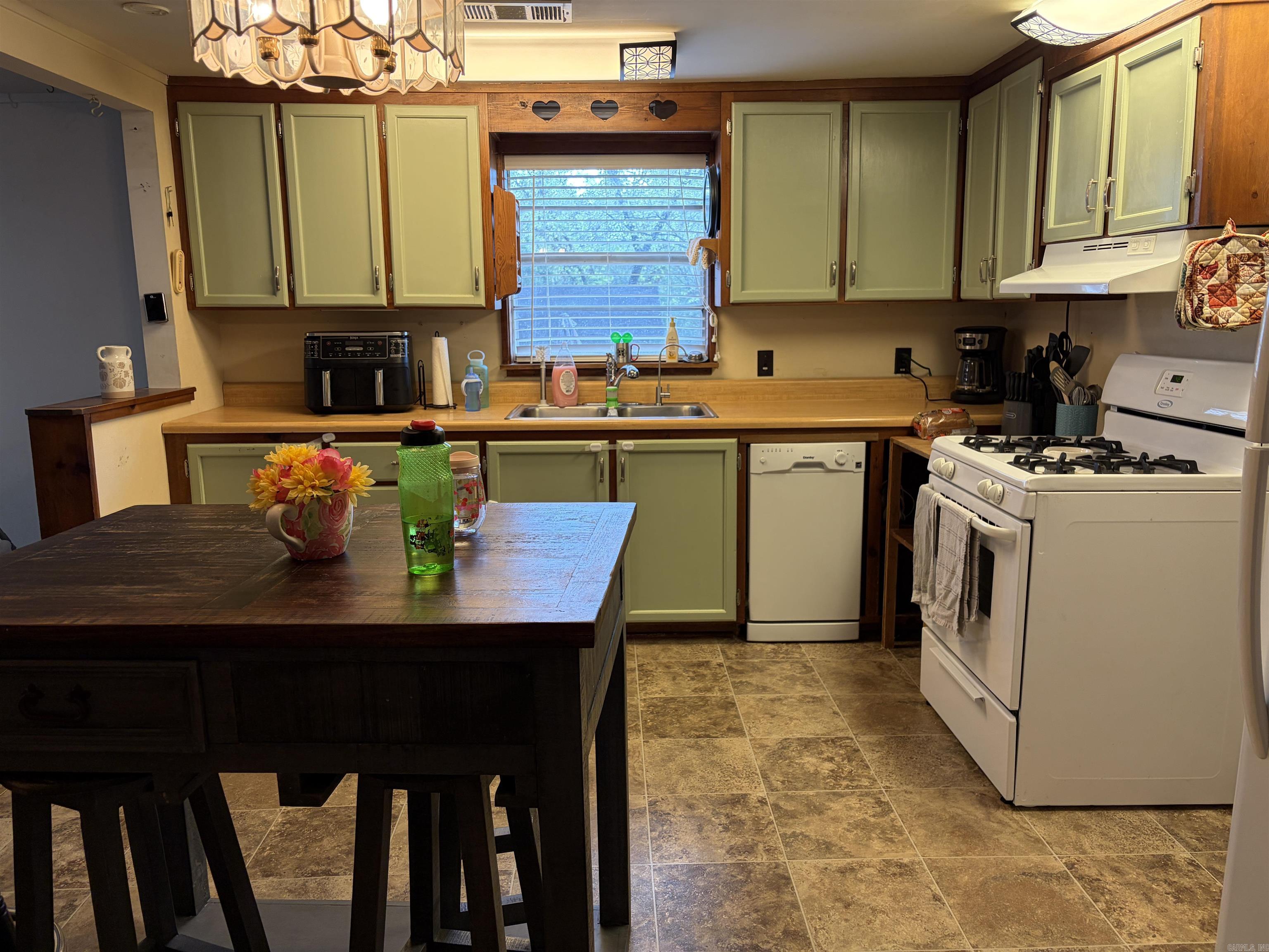 215 Robins Avenue Property Photo 11