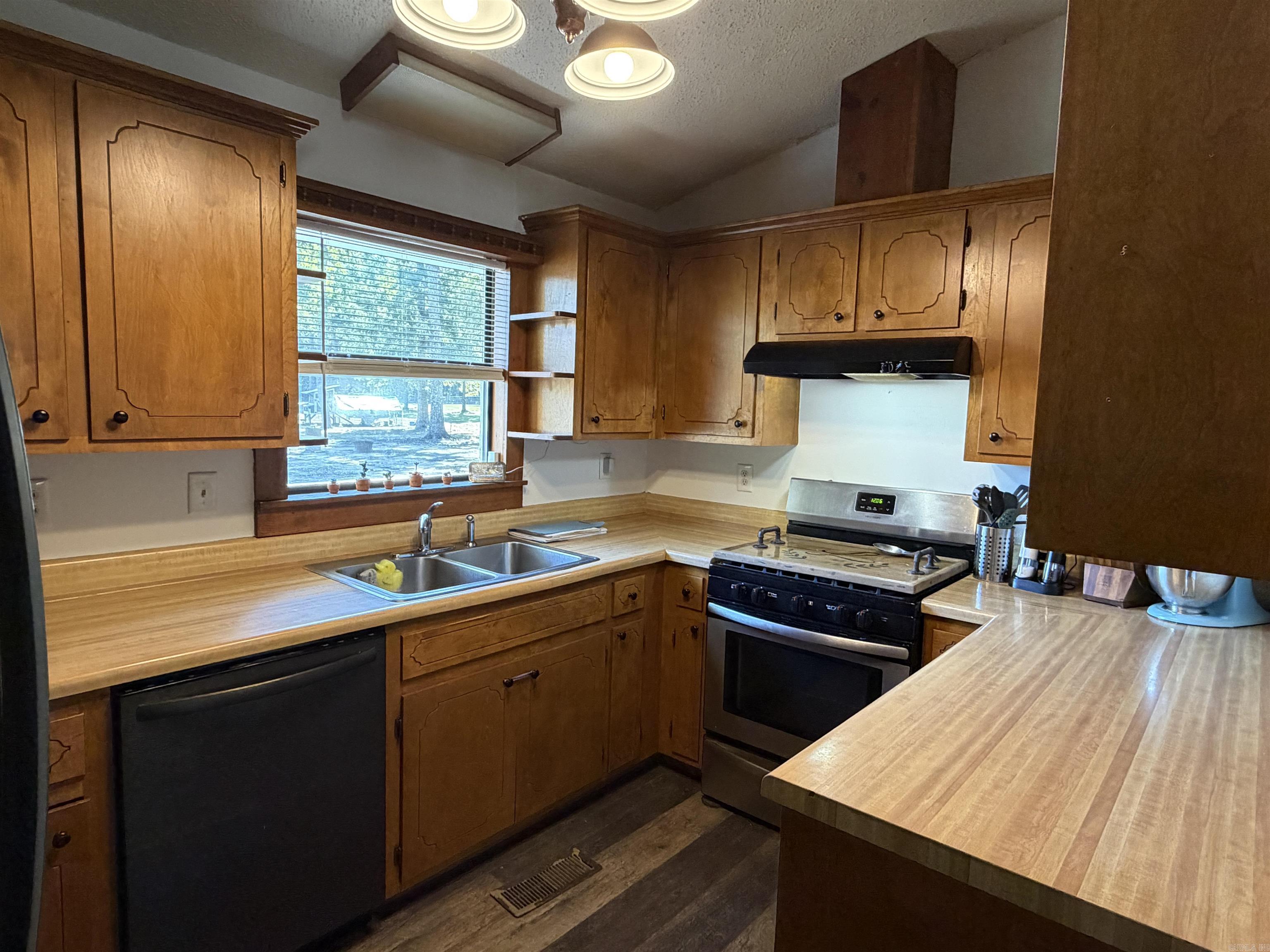 550 Pinewood Property Photo 3