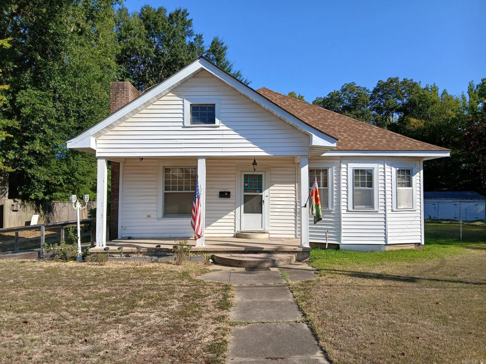 704 W Pine Property Photo 1