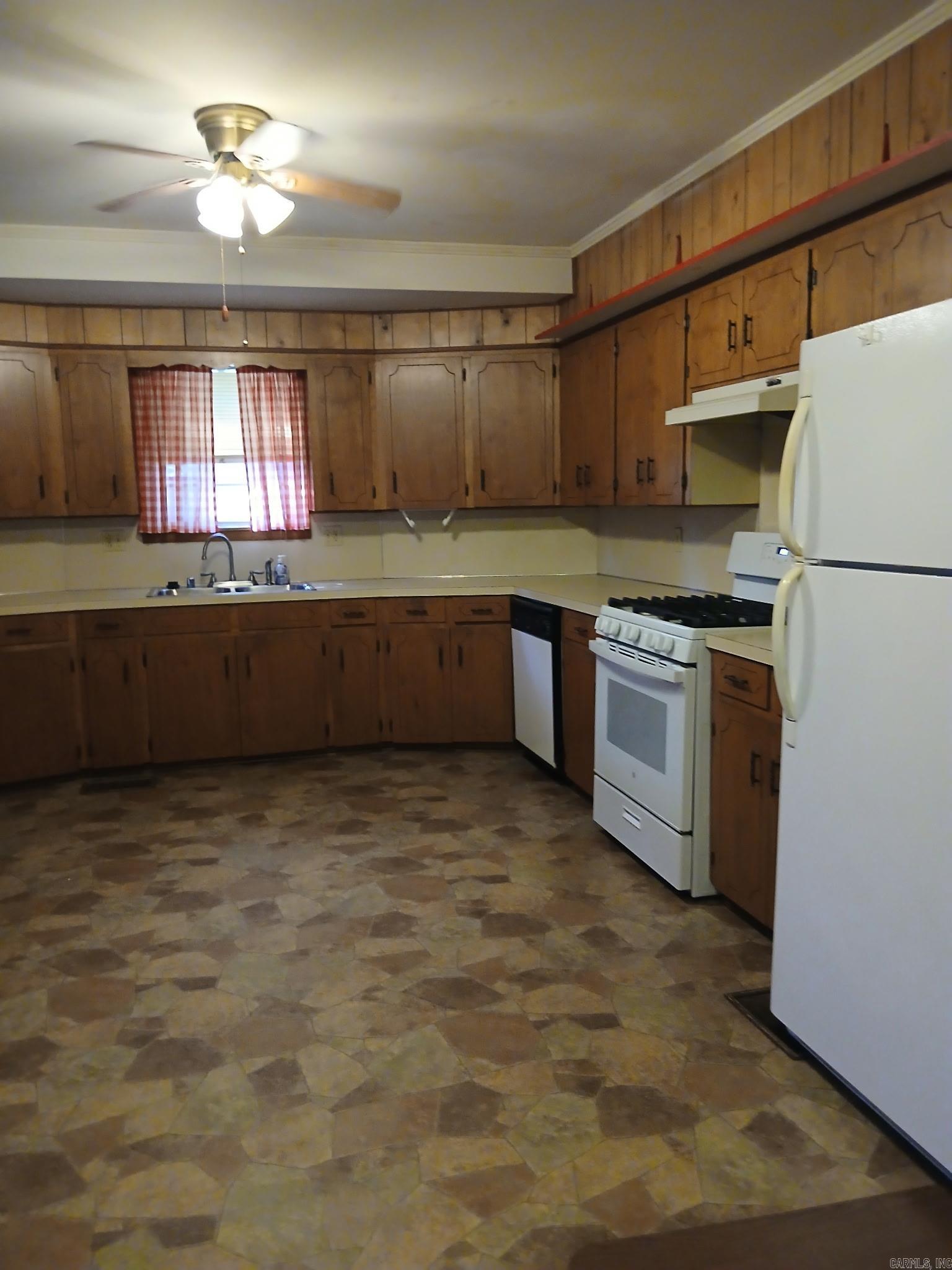 704 W Pine Property Photo 3