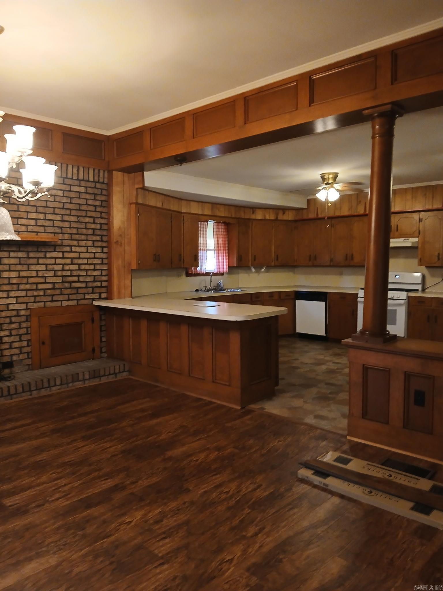 704 W Pine Property Photo 5