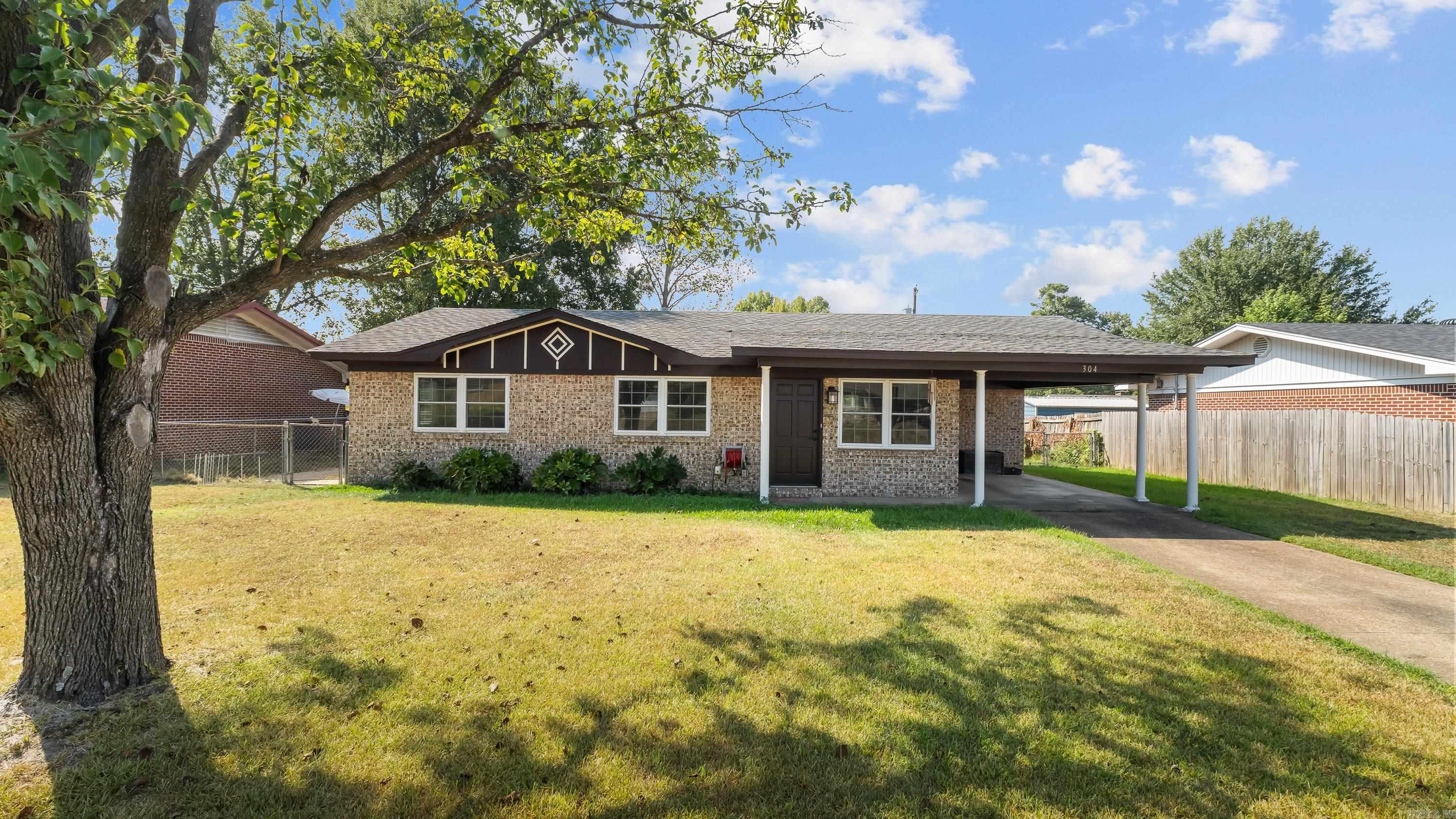 304 W Greenfield Drive Property Photo 1