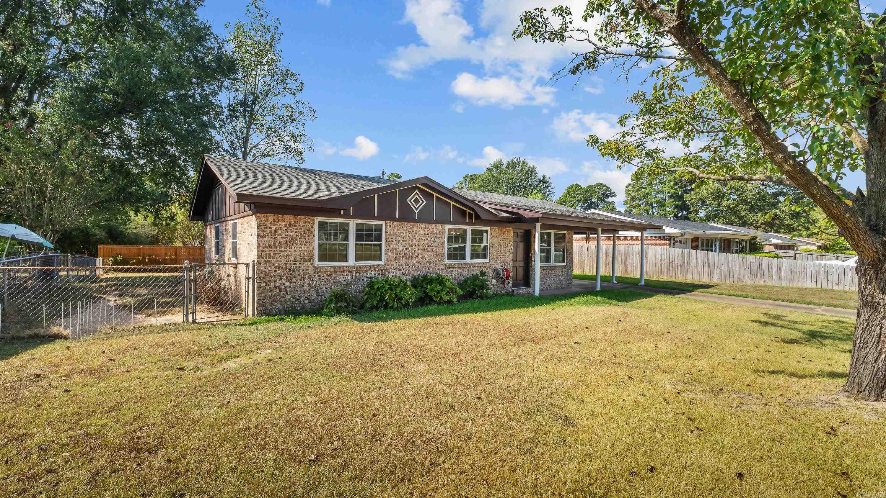 304 W Greenfield Drive Property Photo 4