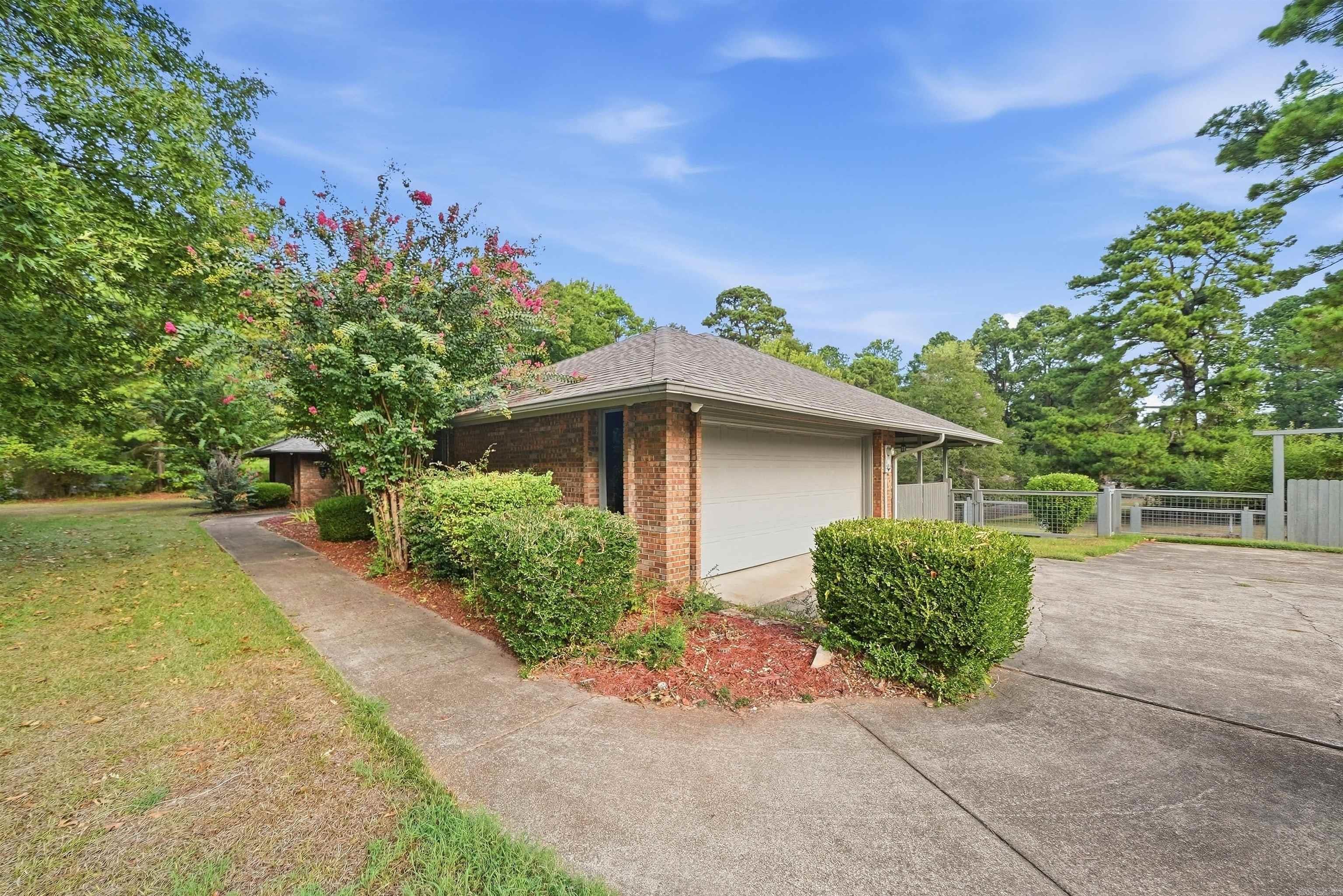 1414 Country Club Road Property Photo 4