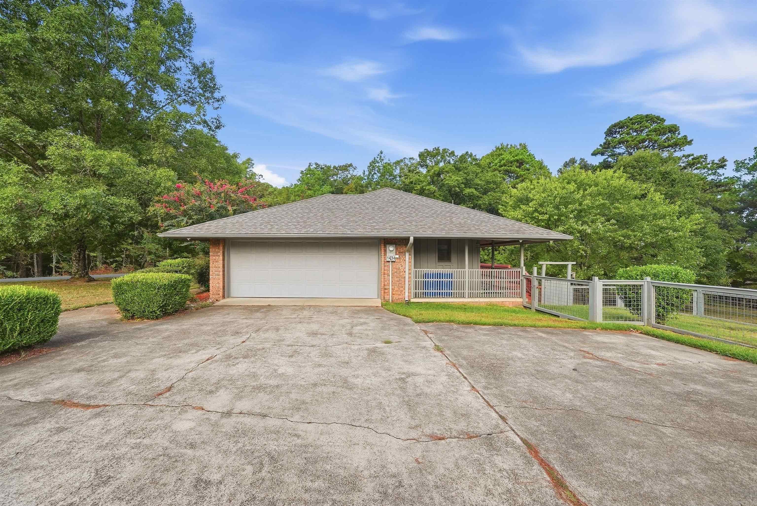 1414 Country Club Road Property Photo 5