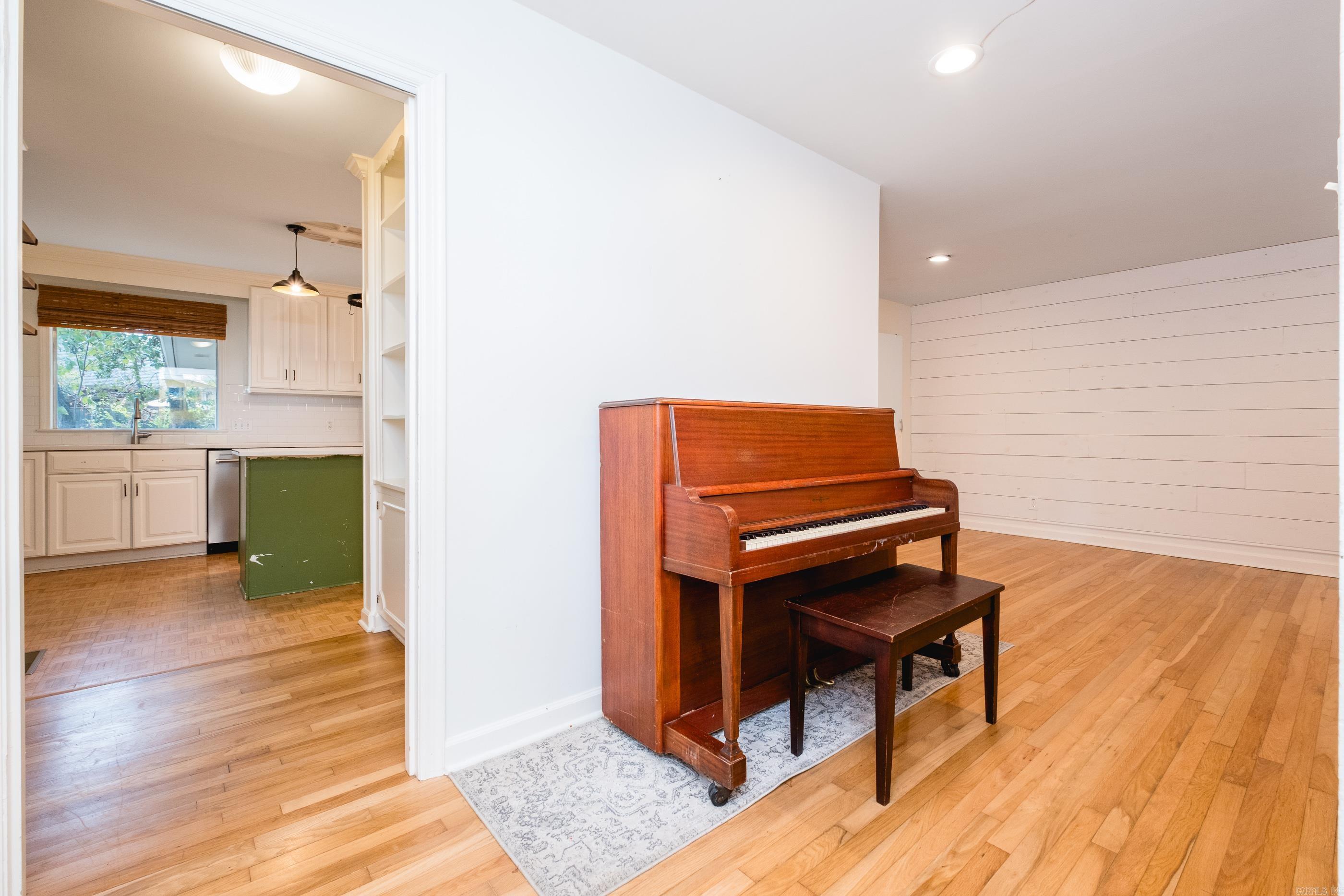 1300 White Road Property Photo 4